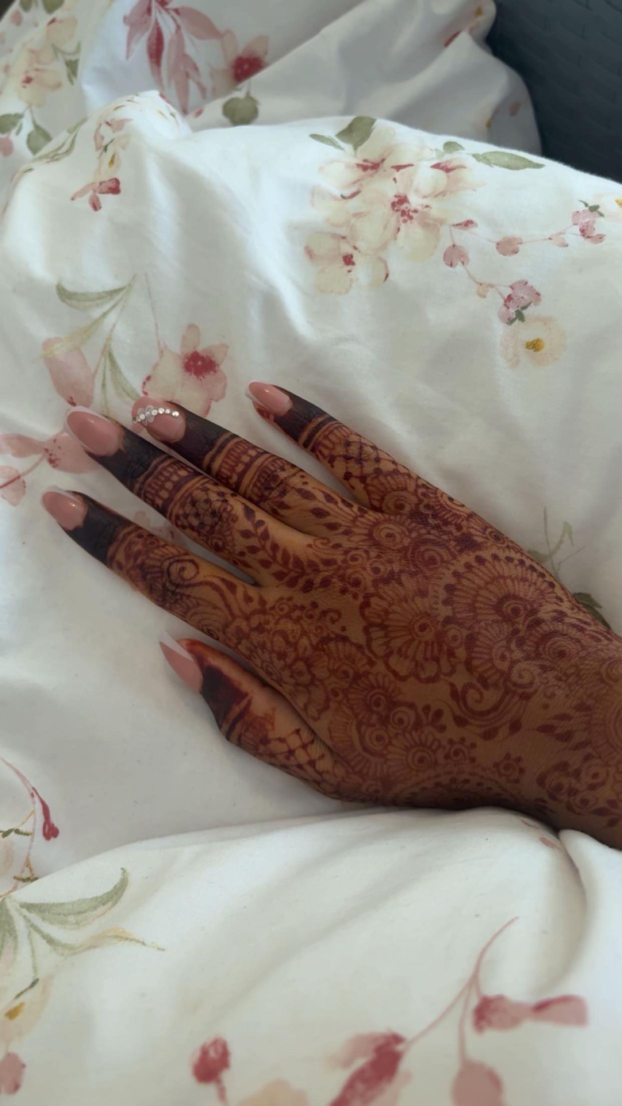 @ayshahhenna_artist