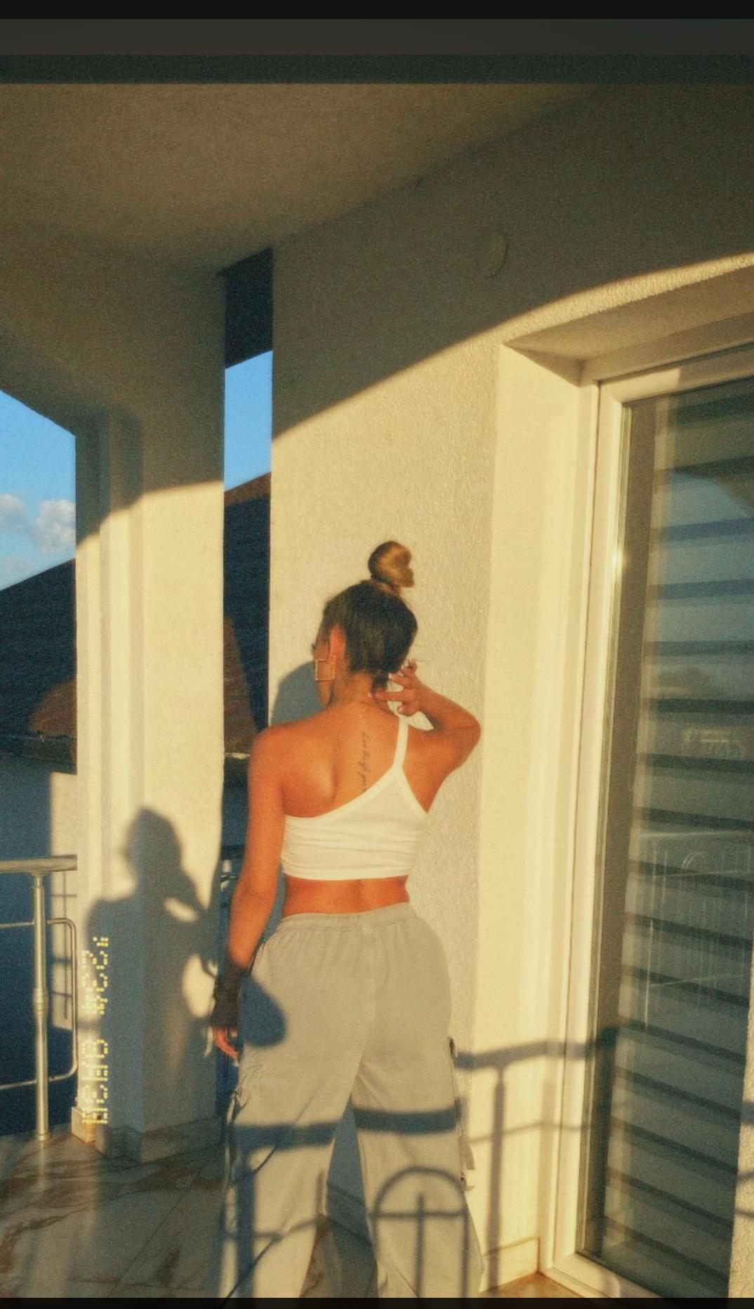 @L E O N A 🤍