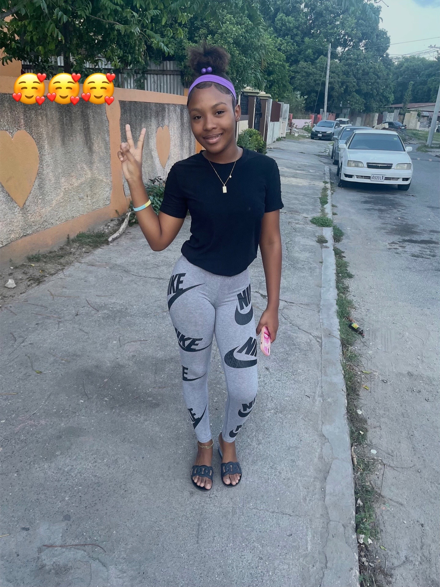 @niaabaee__
