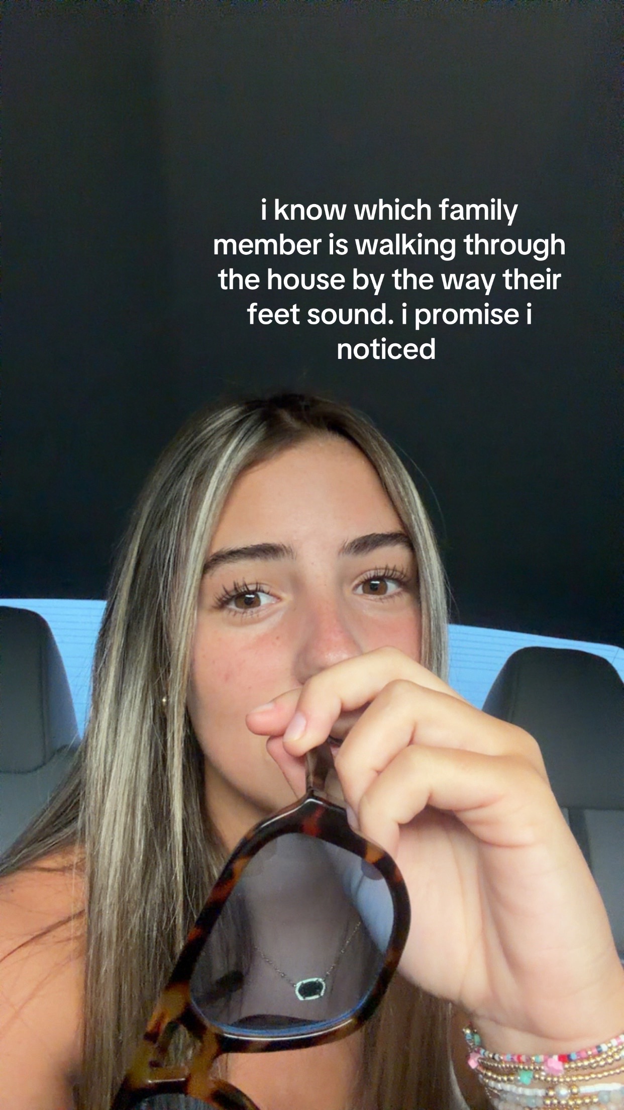 @👩🏽🦯👩🏽🦯➡️