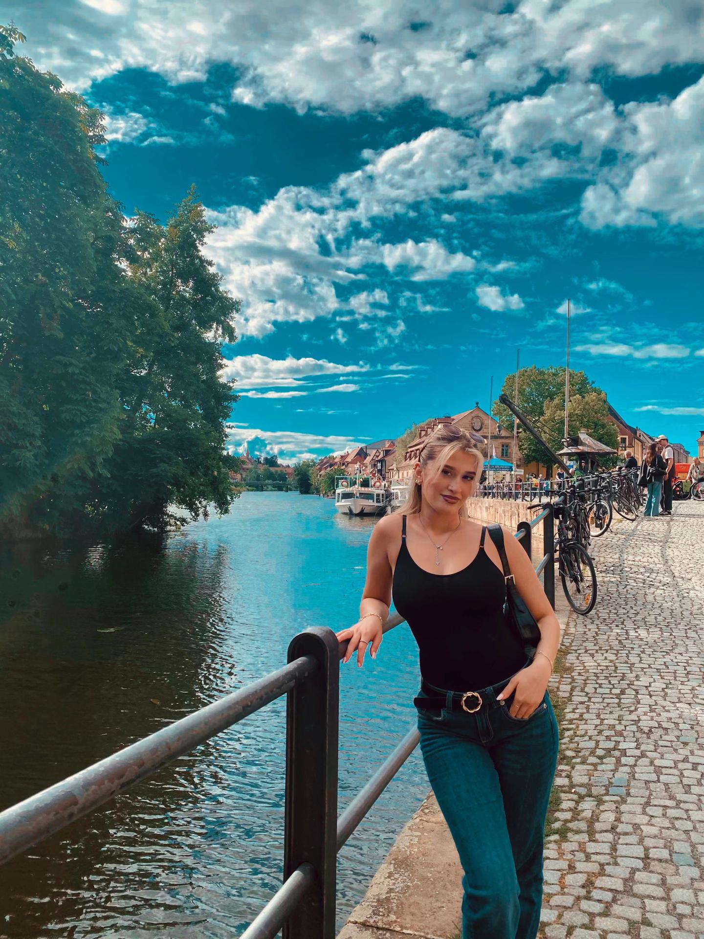 @𝒳𝒽