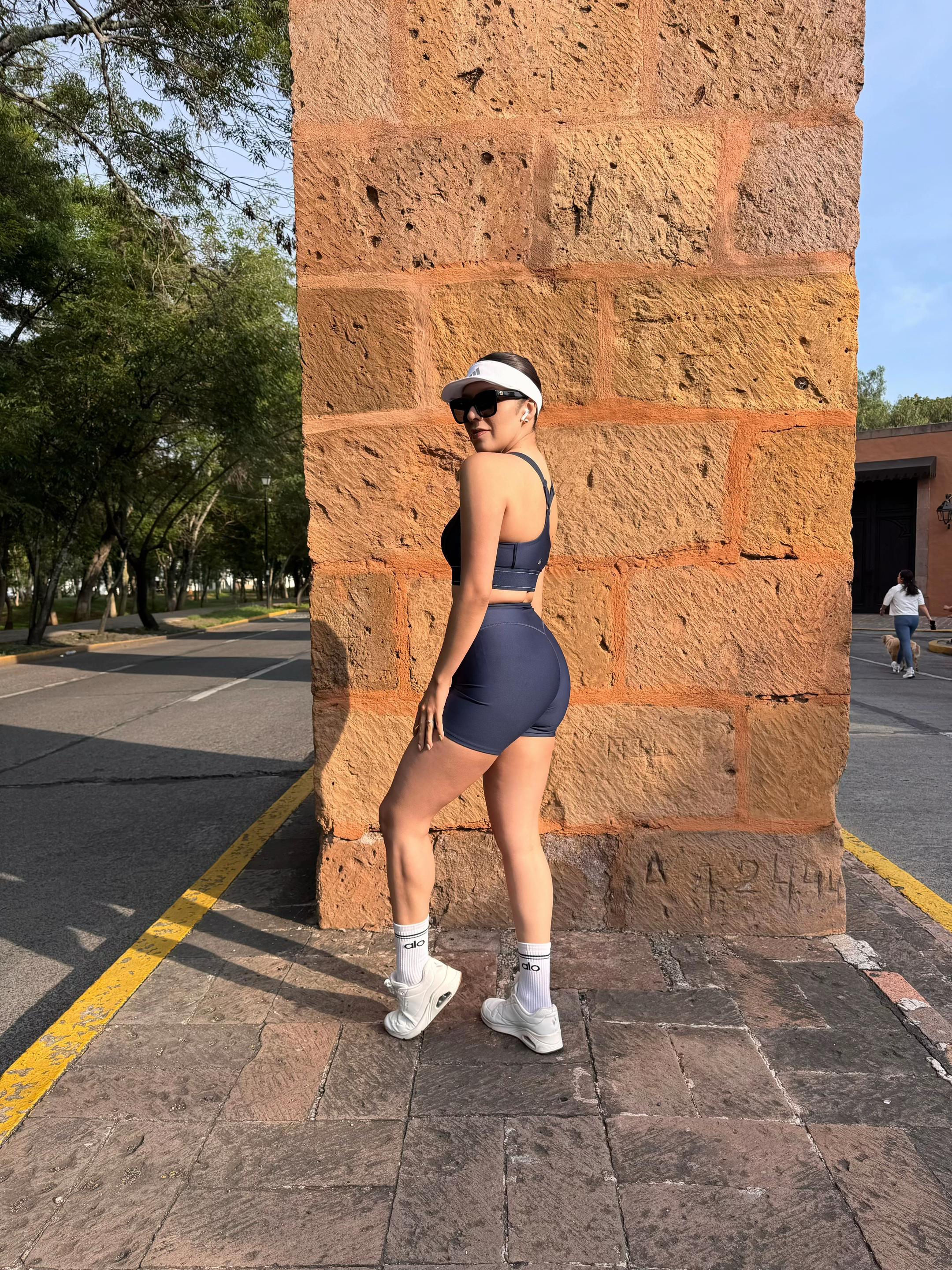 @Montglez