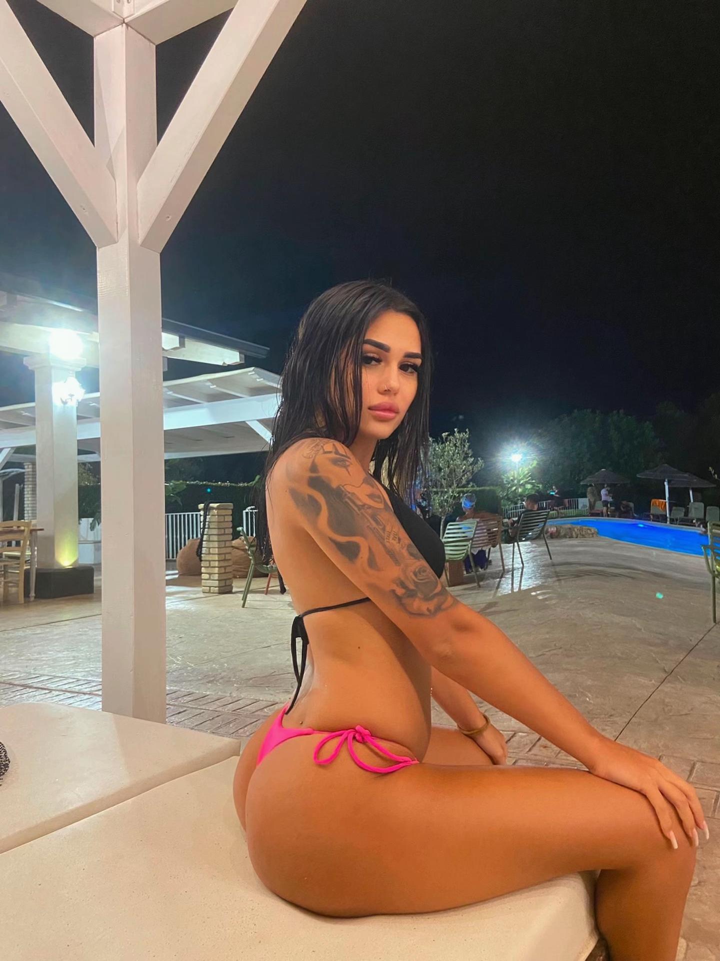 @🫦