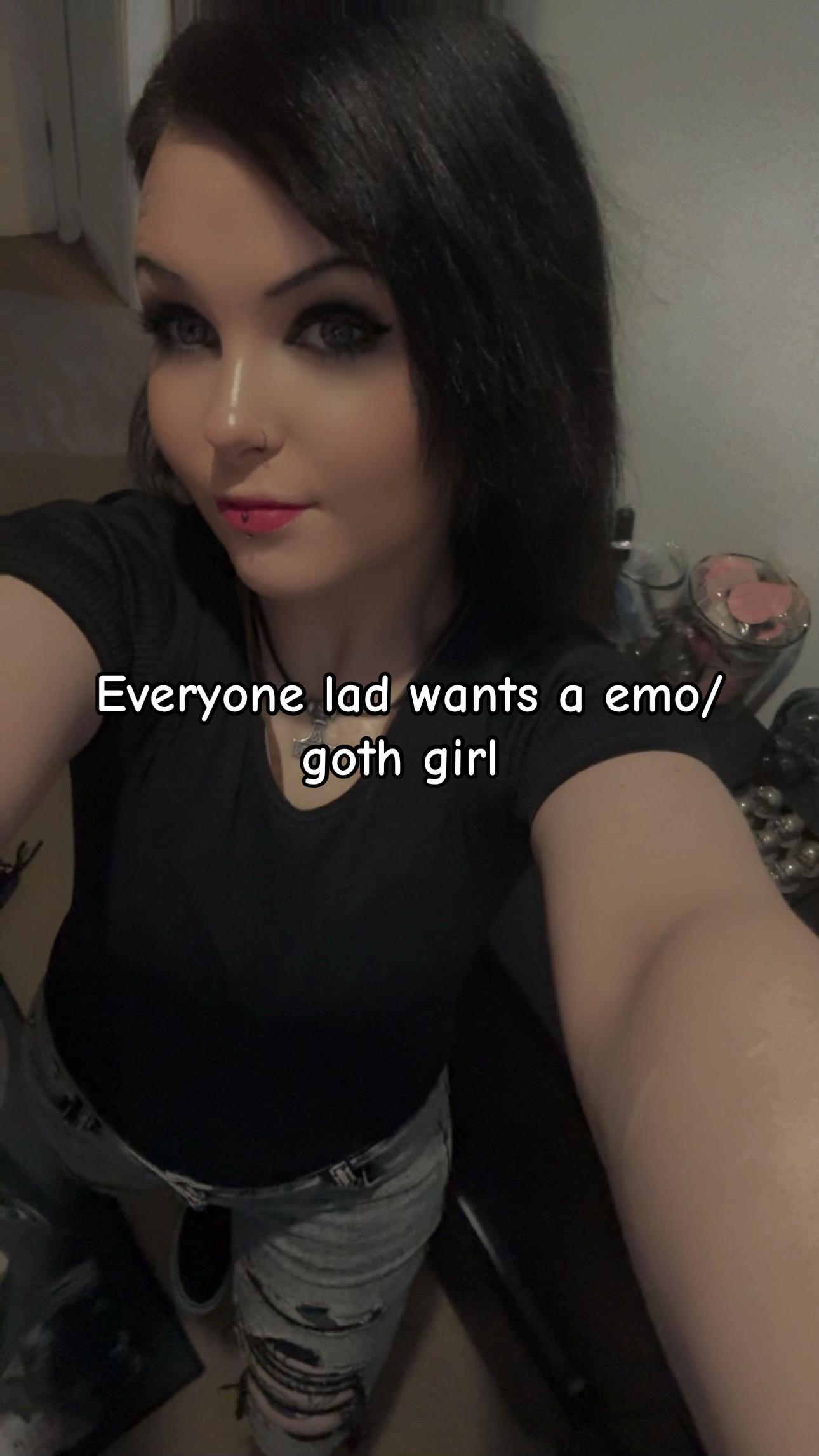 @𝕮𝖗𝖔𝖜𝕺𝖓𝕿𝖜𝖔𝖂𝖍𝖊𝖊𝖑𝖘