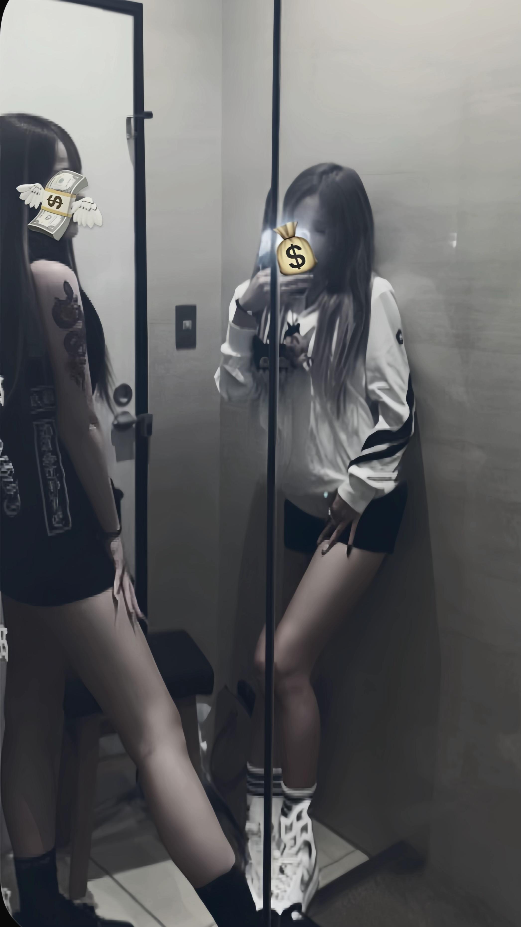@𝔈♛︎