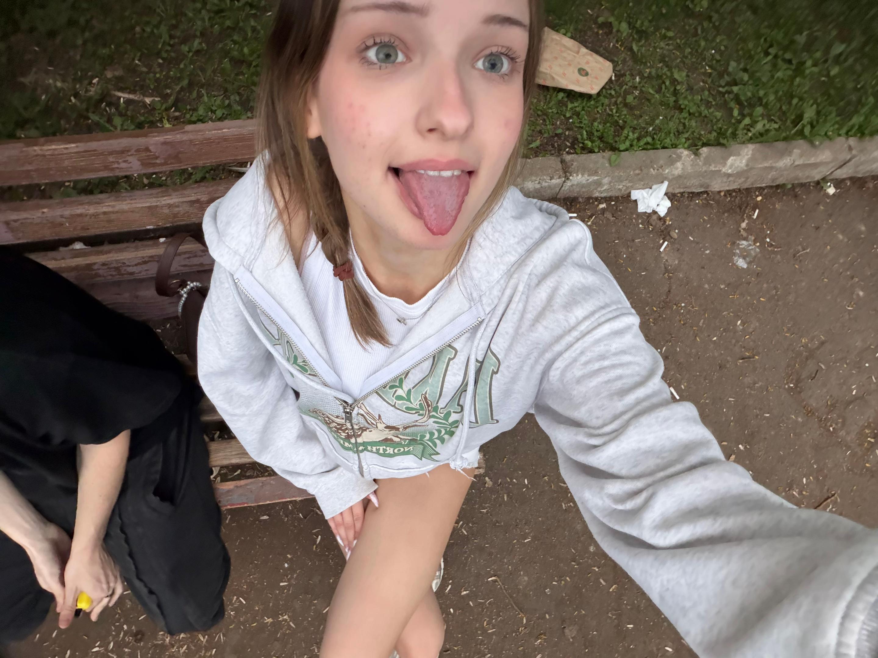 @🧟&zwj;♀️