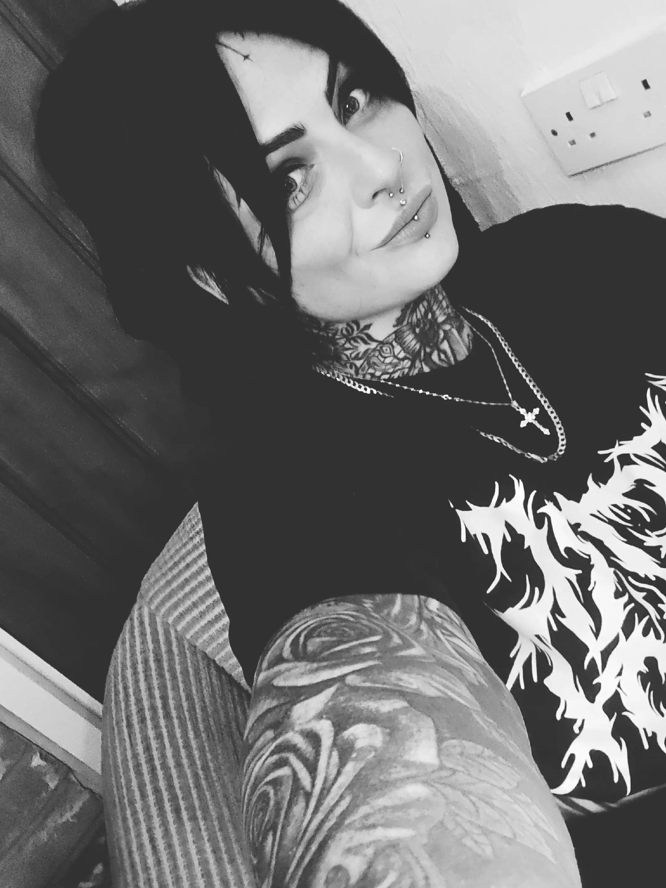 @𝔅𝔞𝔟𝔶𝔊𝔦𝔯𝔩𝔊𝔬𝔱𝔥𝔦𝔠𝔠