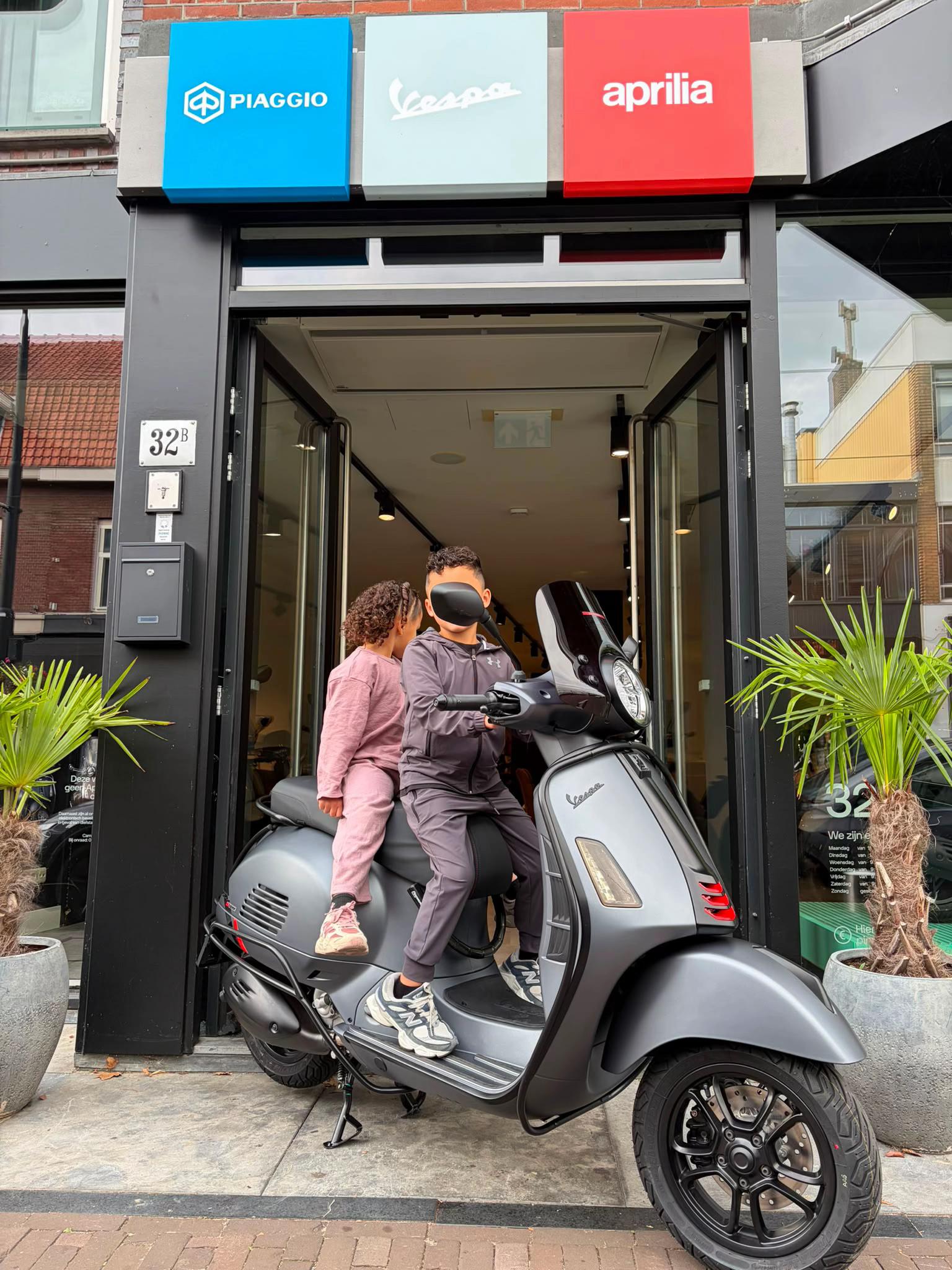 @J2 Scooters & Motoren