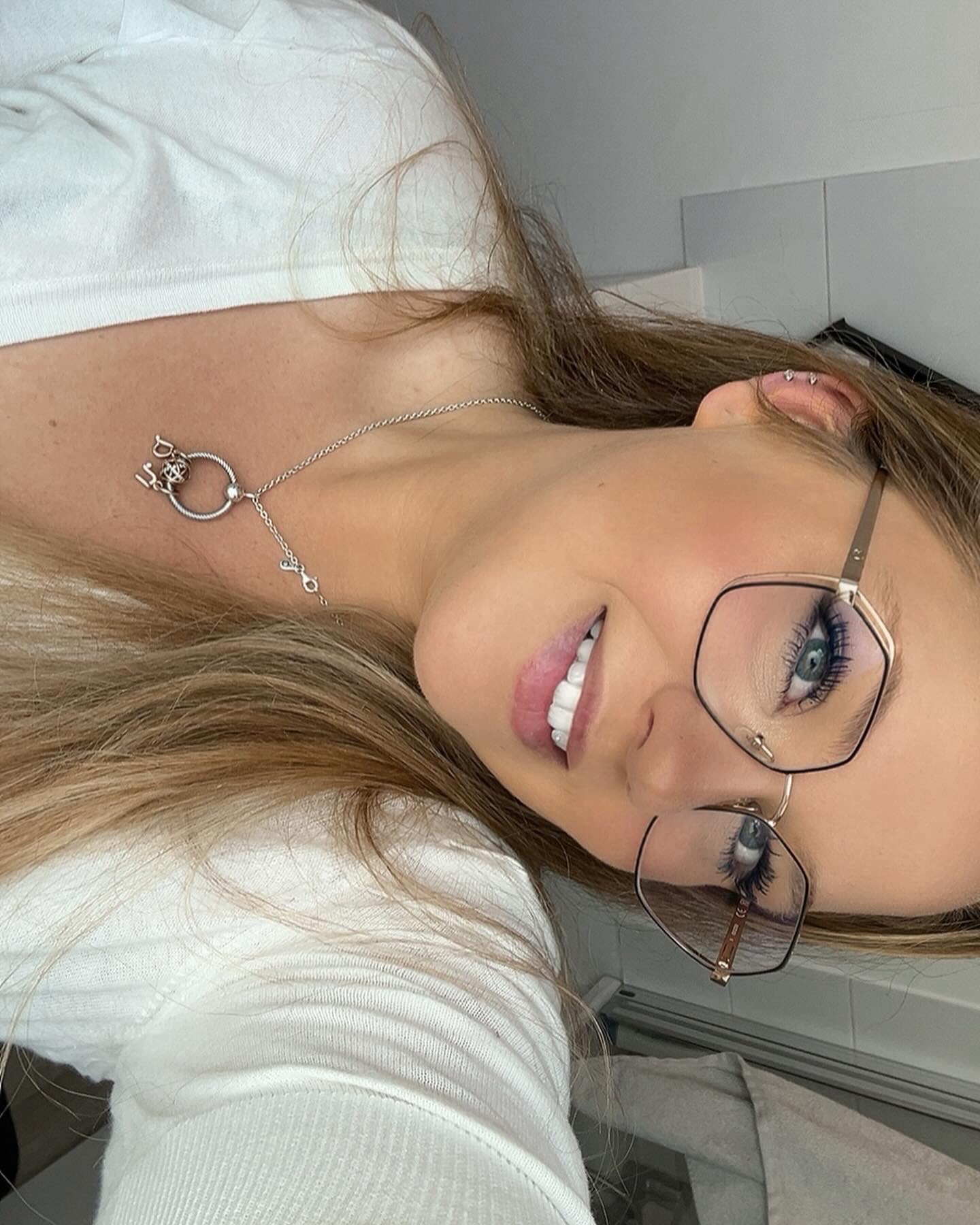 @Curvy_Laurine