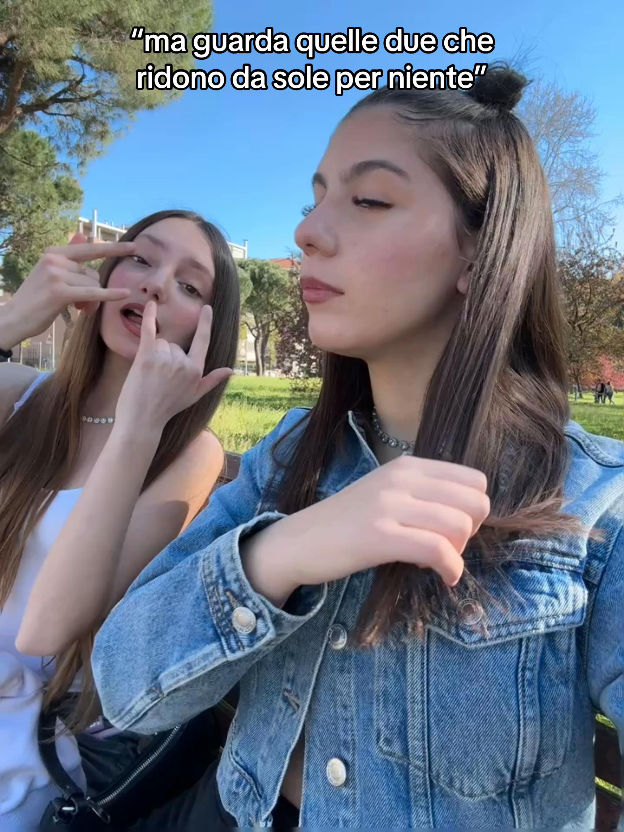 @👸🏽👸🏼