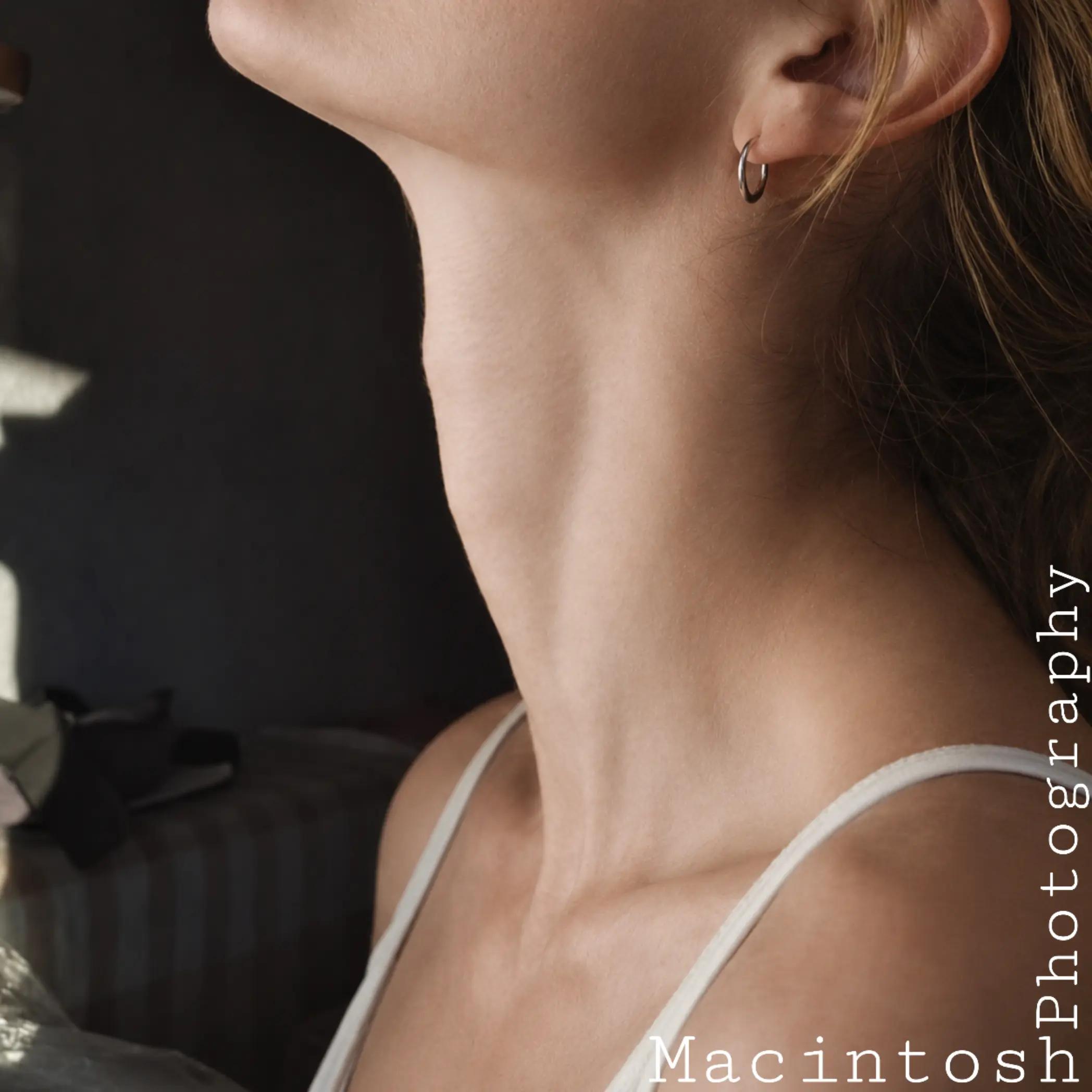@Female_Neck_Appreciation