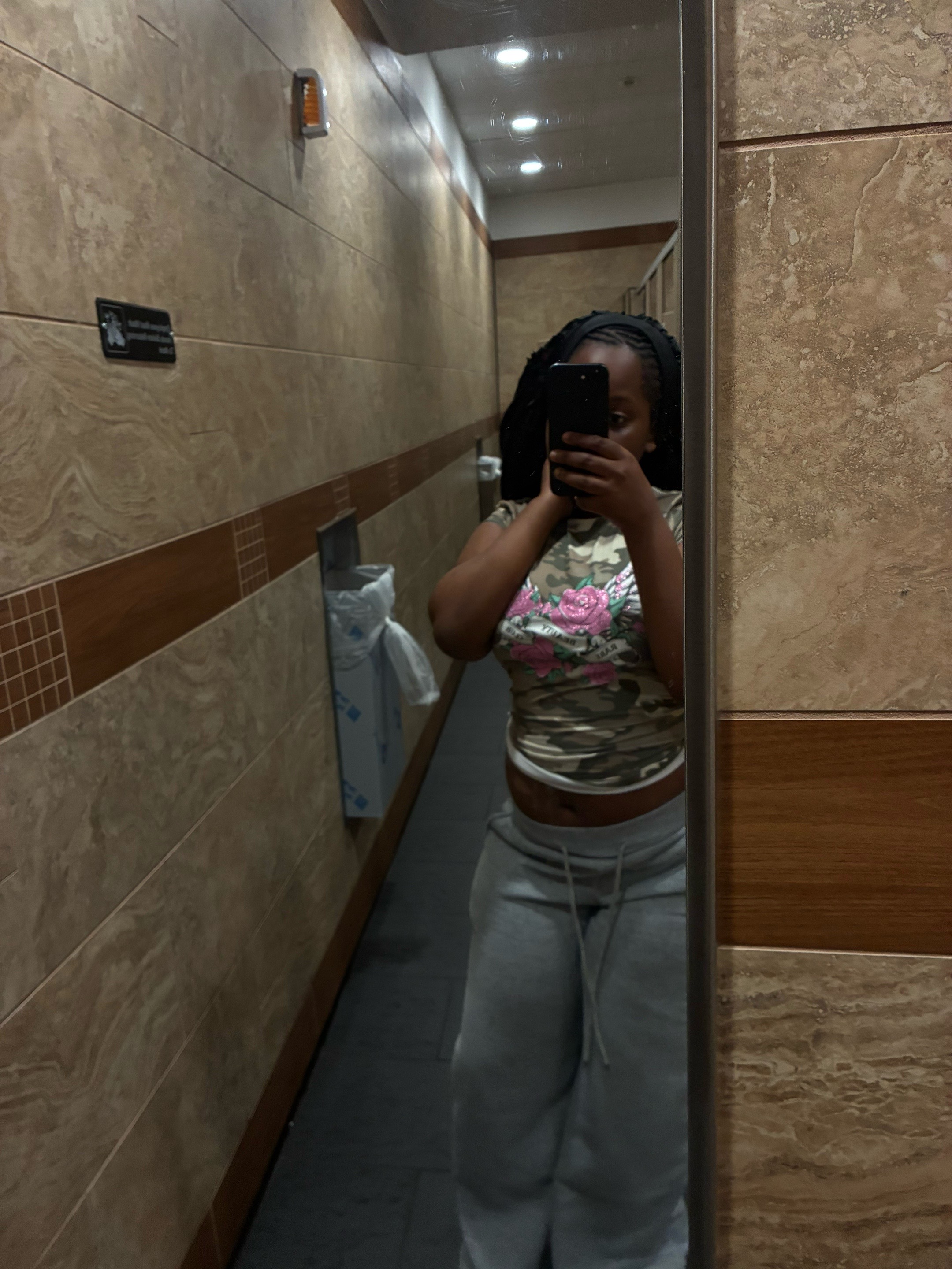 @bigbootyari_