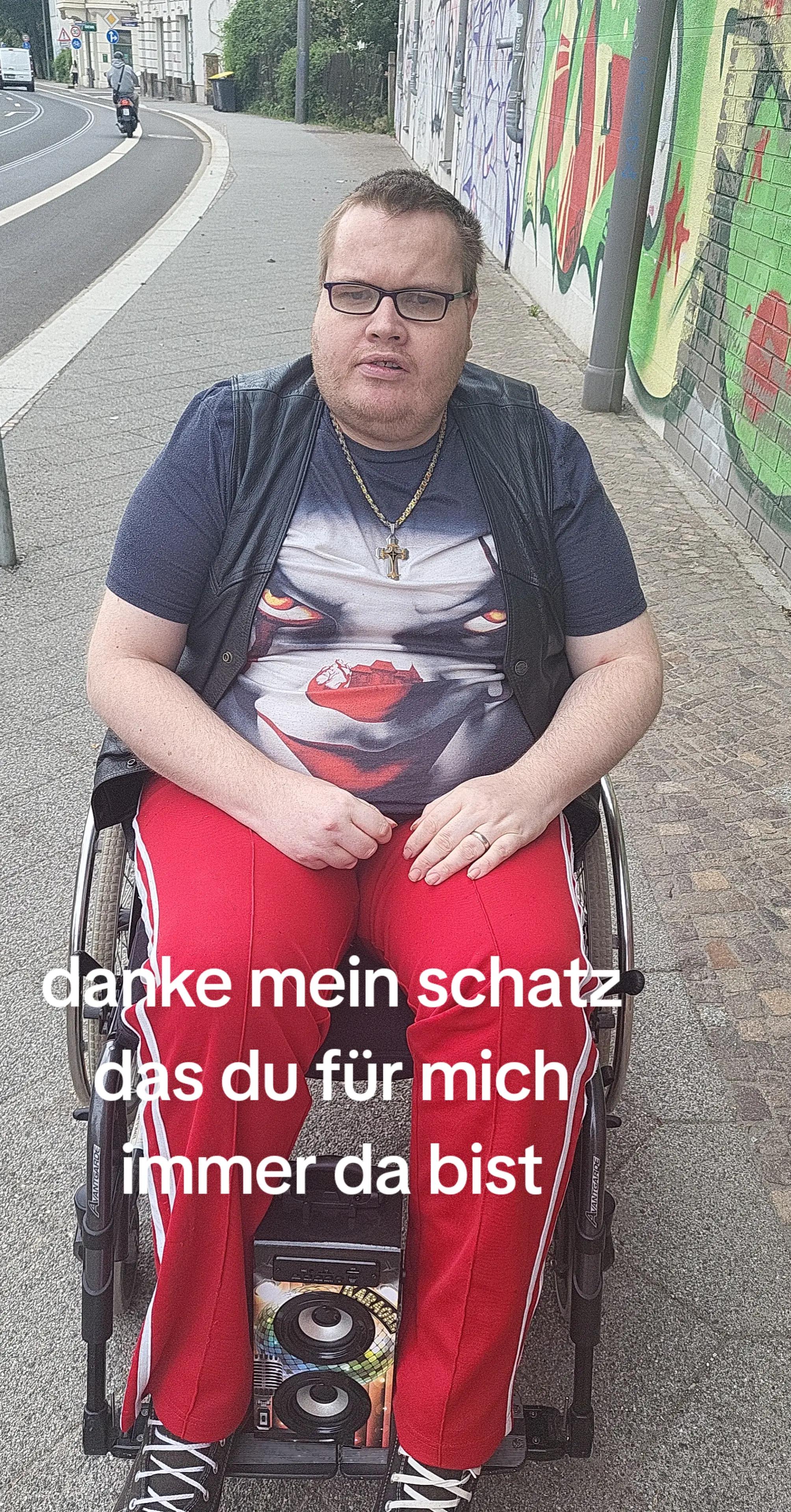 @Frau von sprechende Tomate