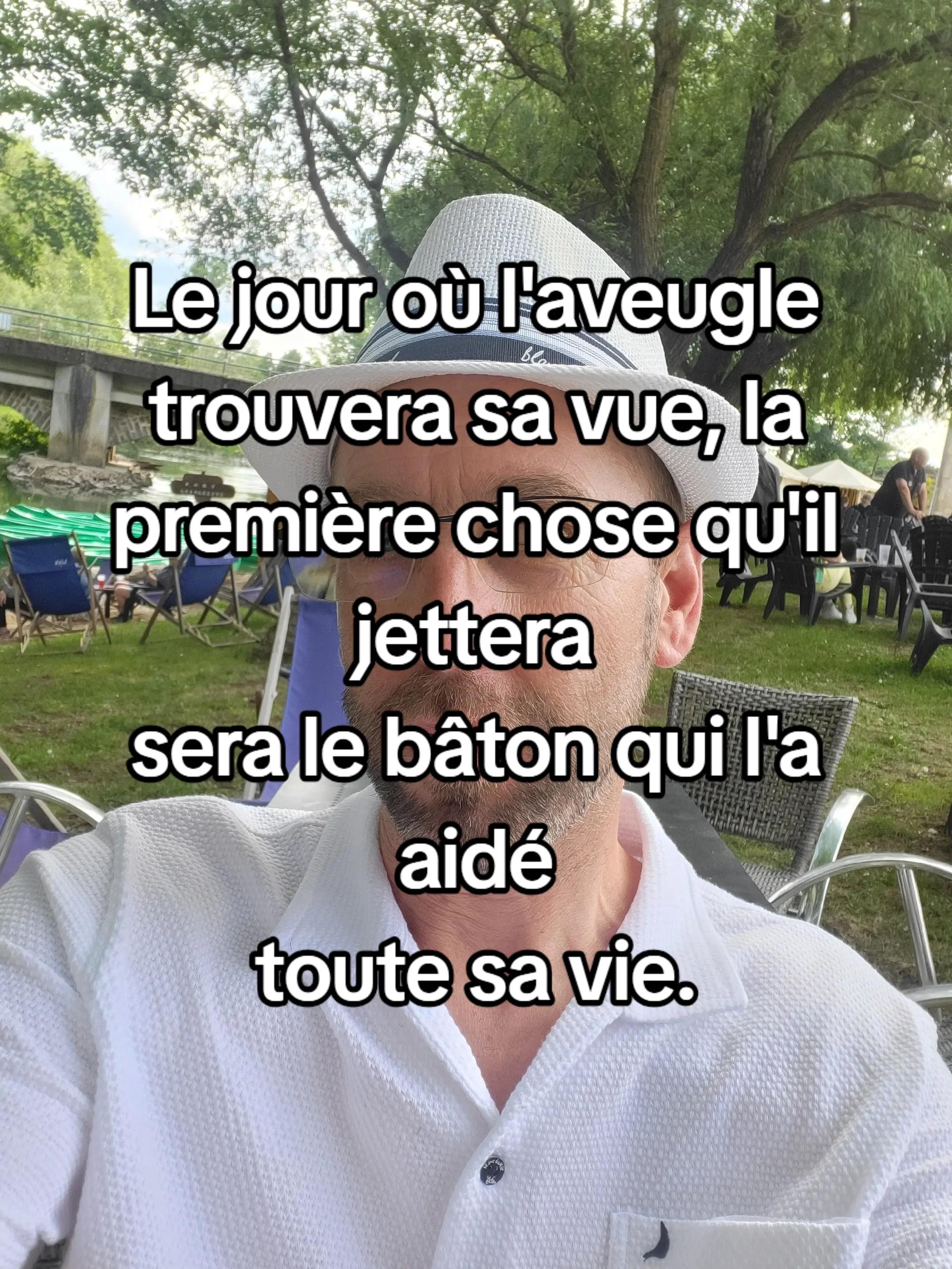 @un homme debout