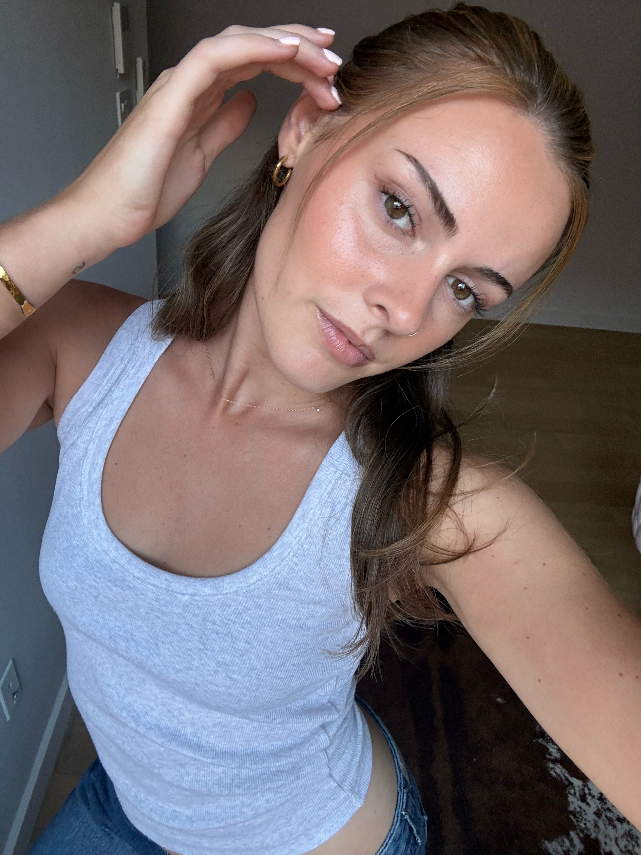 @🧍🏼&zwj;♀️