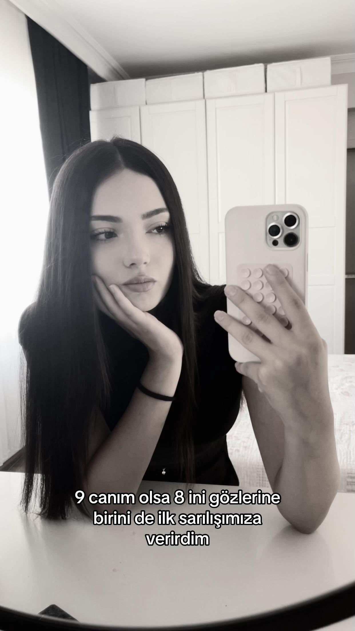 @𝒯