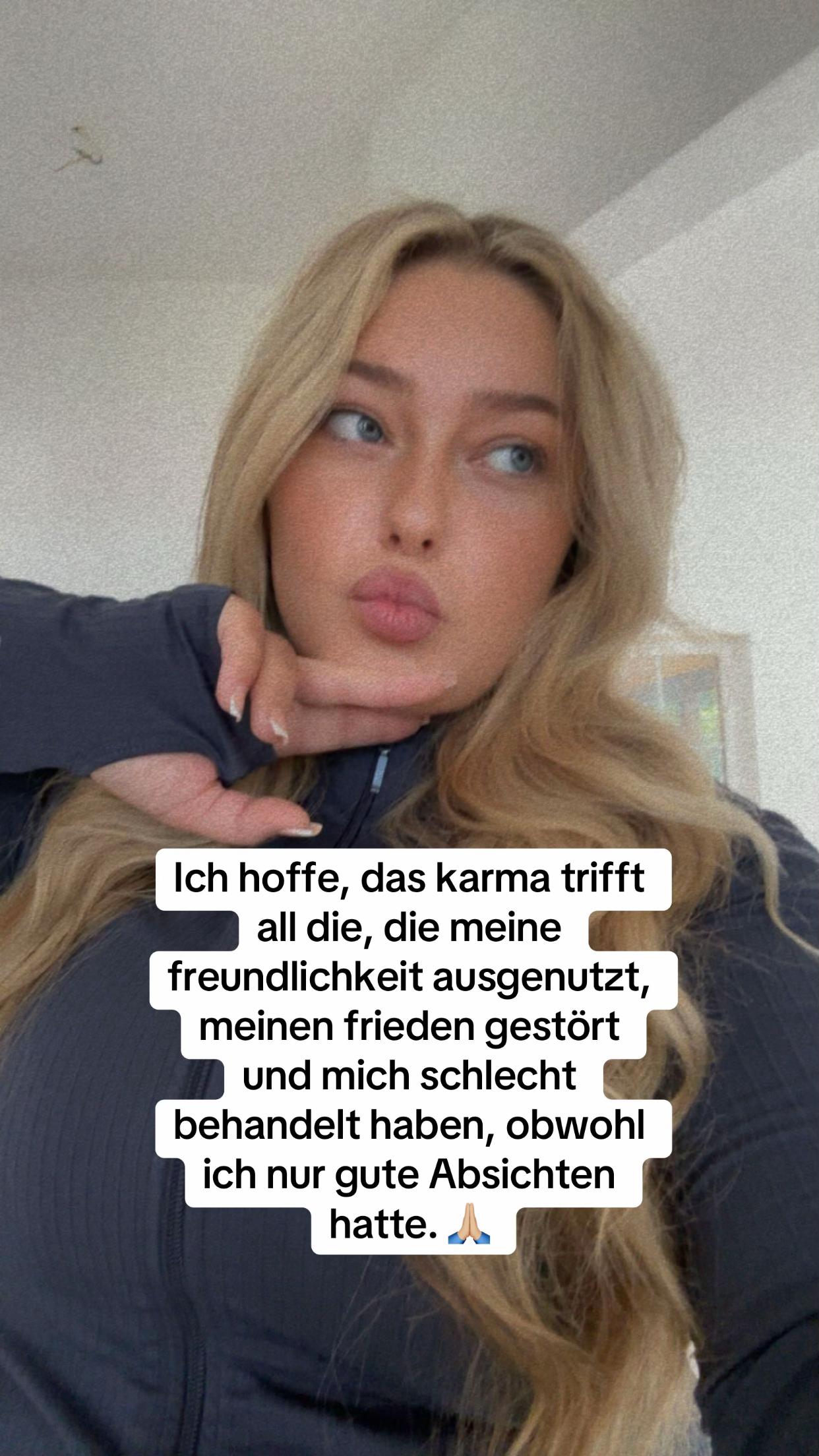 @𝔼𝕤𝕤𝕒