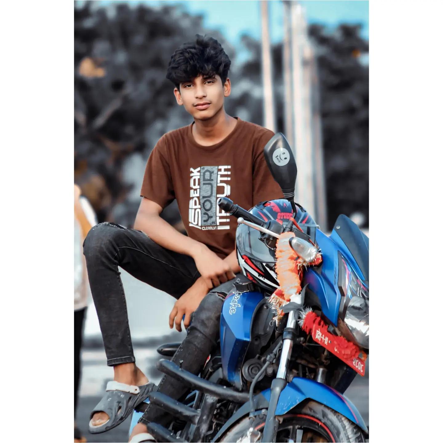 @M O N U 🕸️🕷️