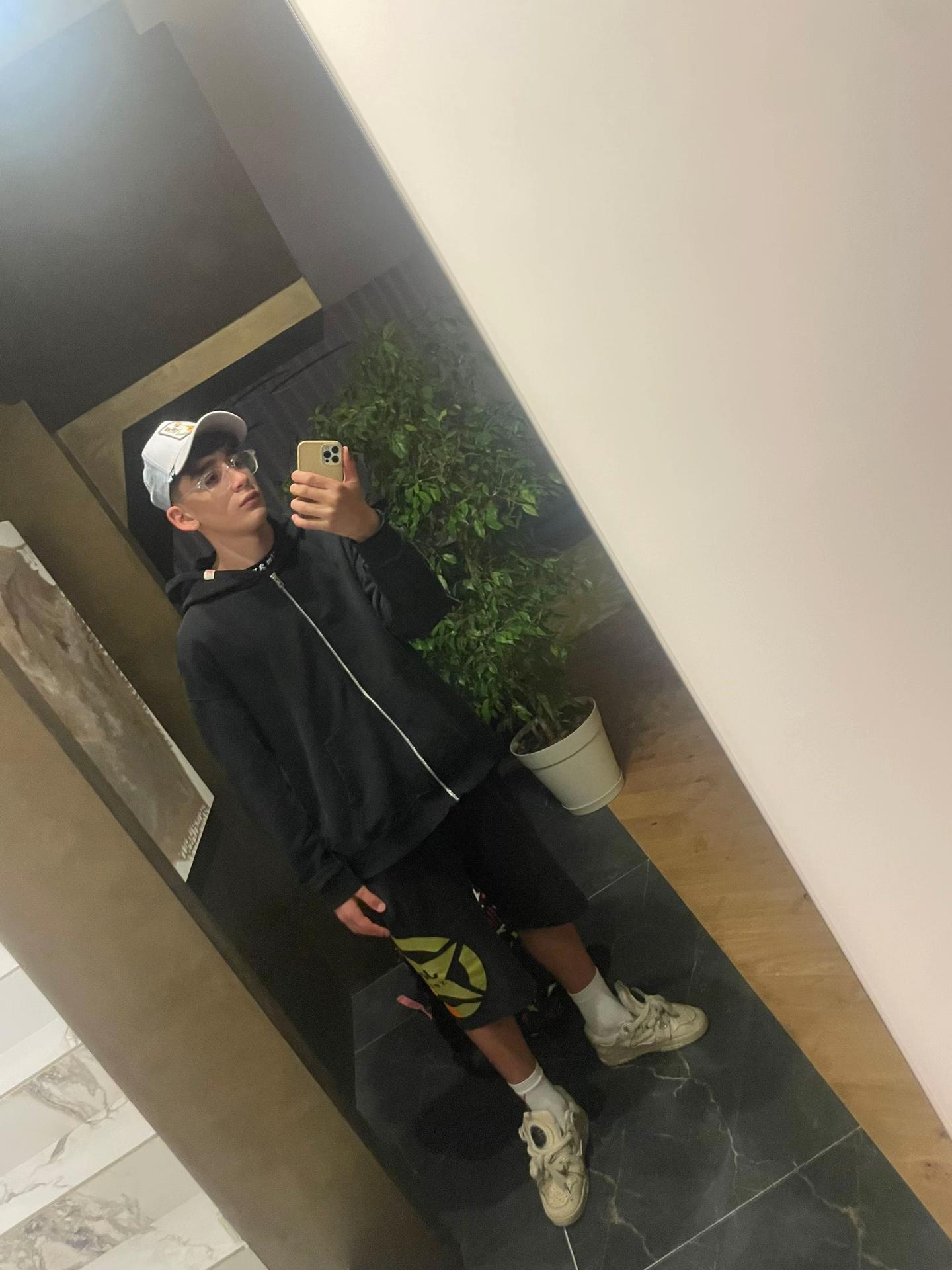 @15😈