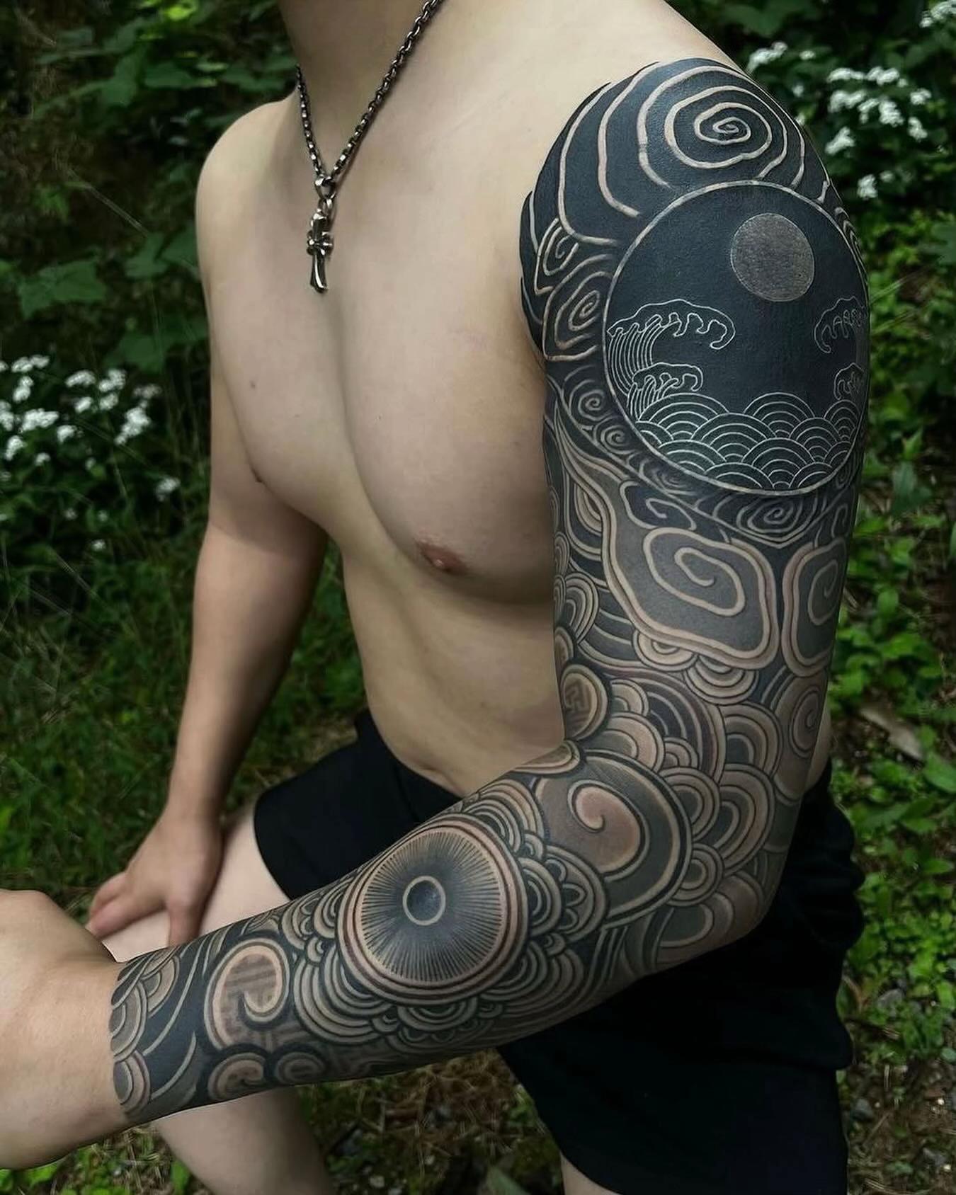 @WHITE ON BLACK TATTOO