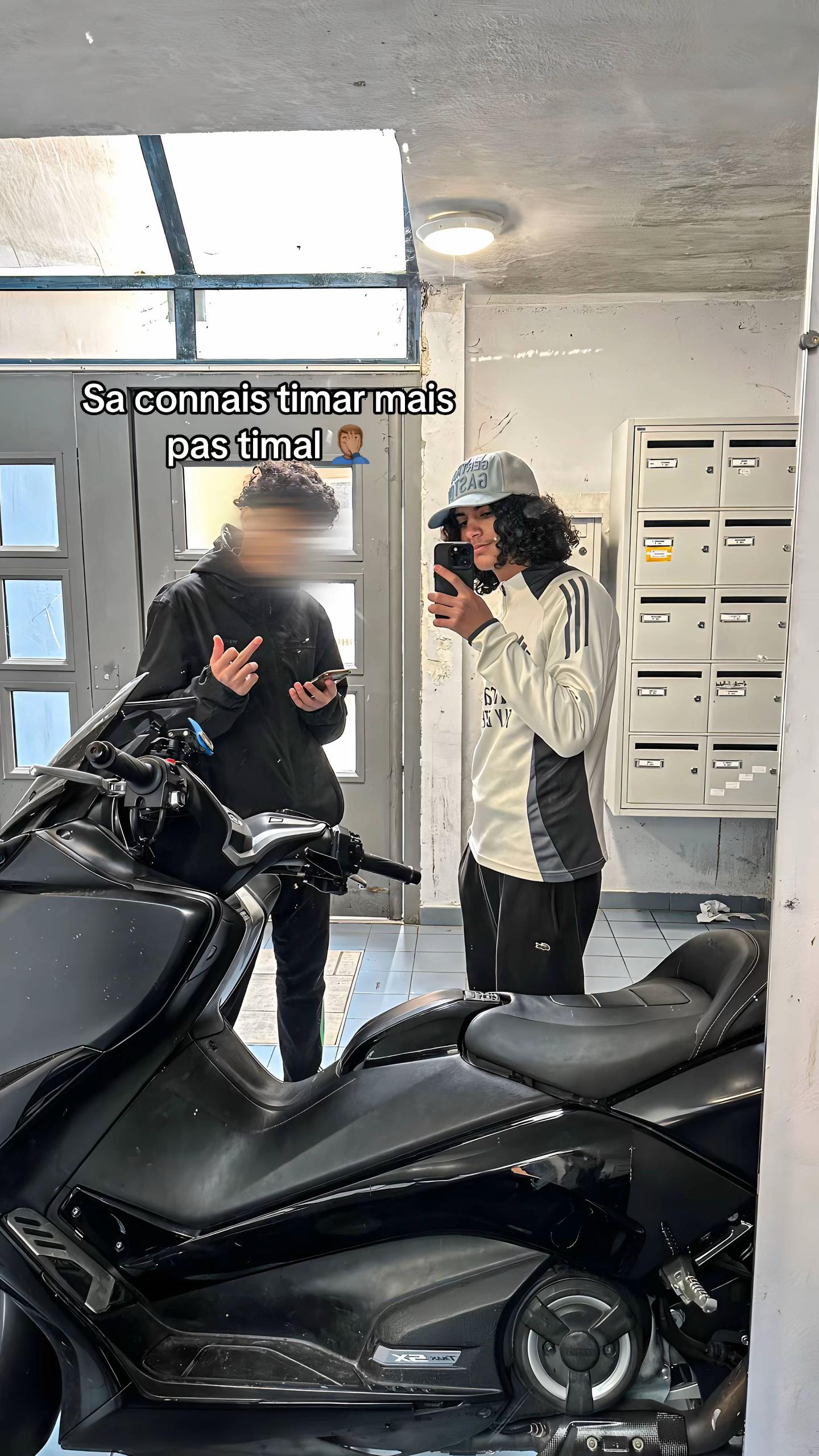 @👤