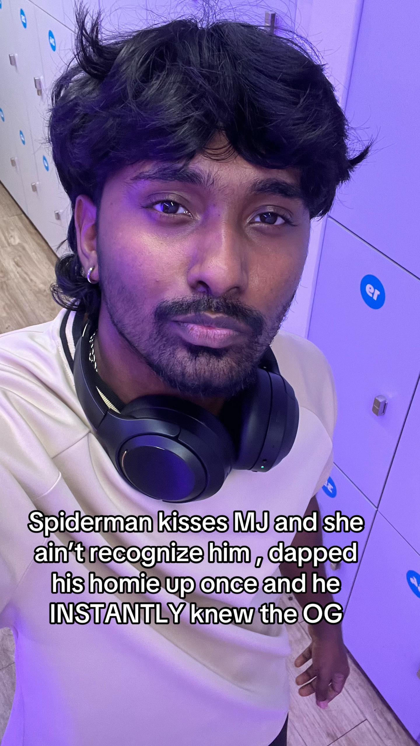 @🦸🏼