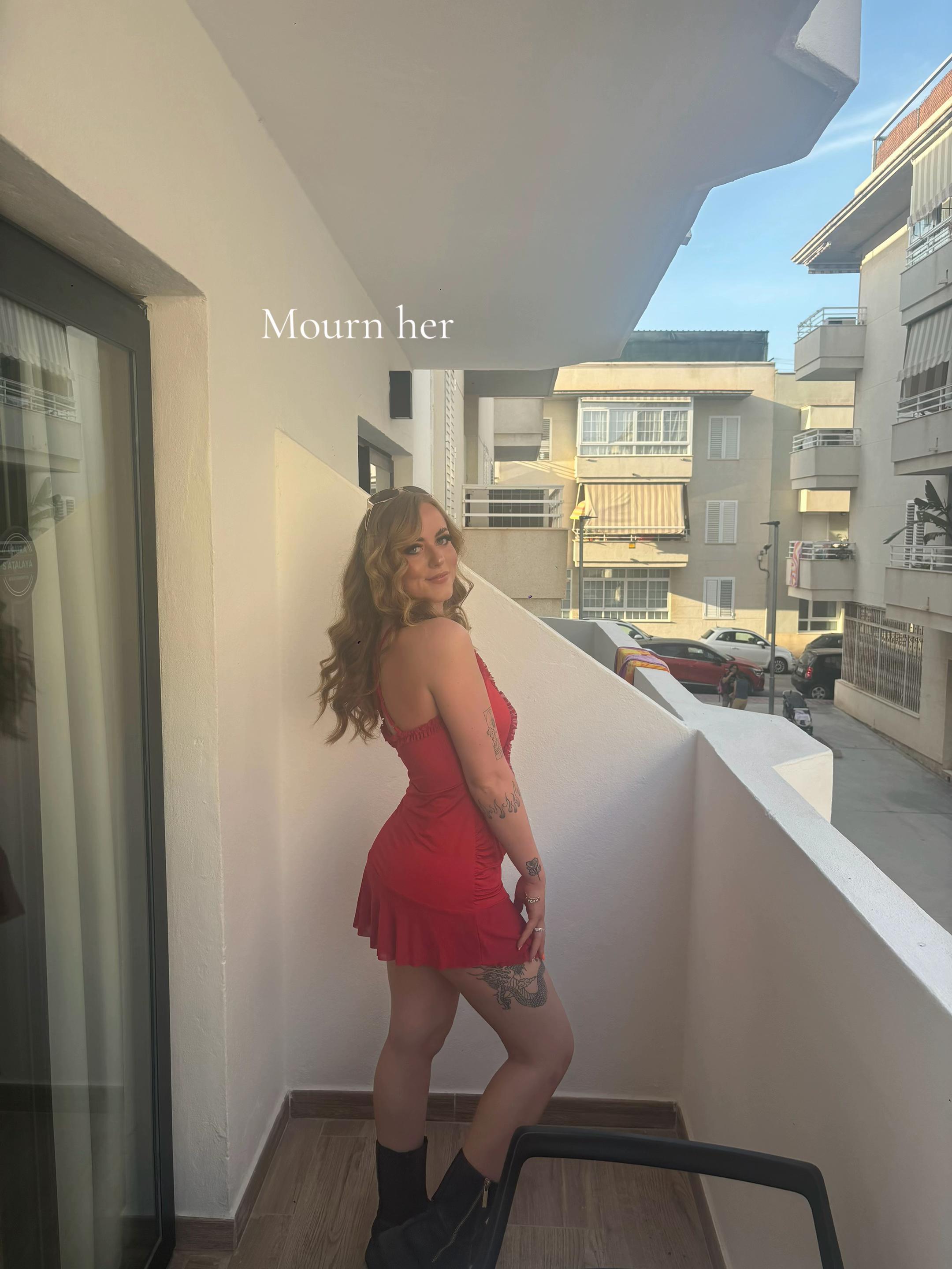 @ellielawton_