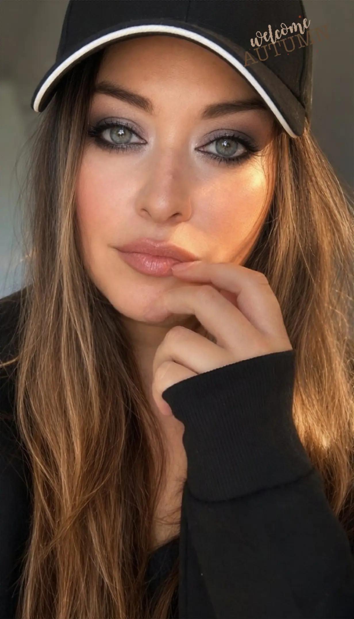 @Simona 💋. Ti segue.