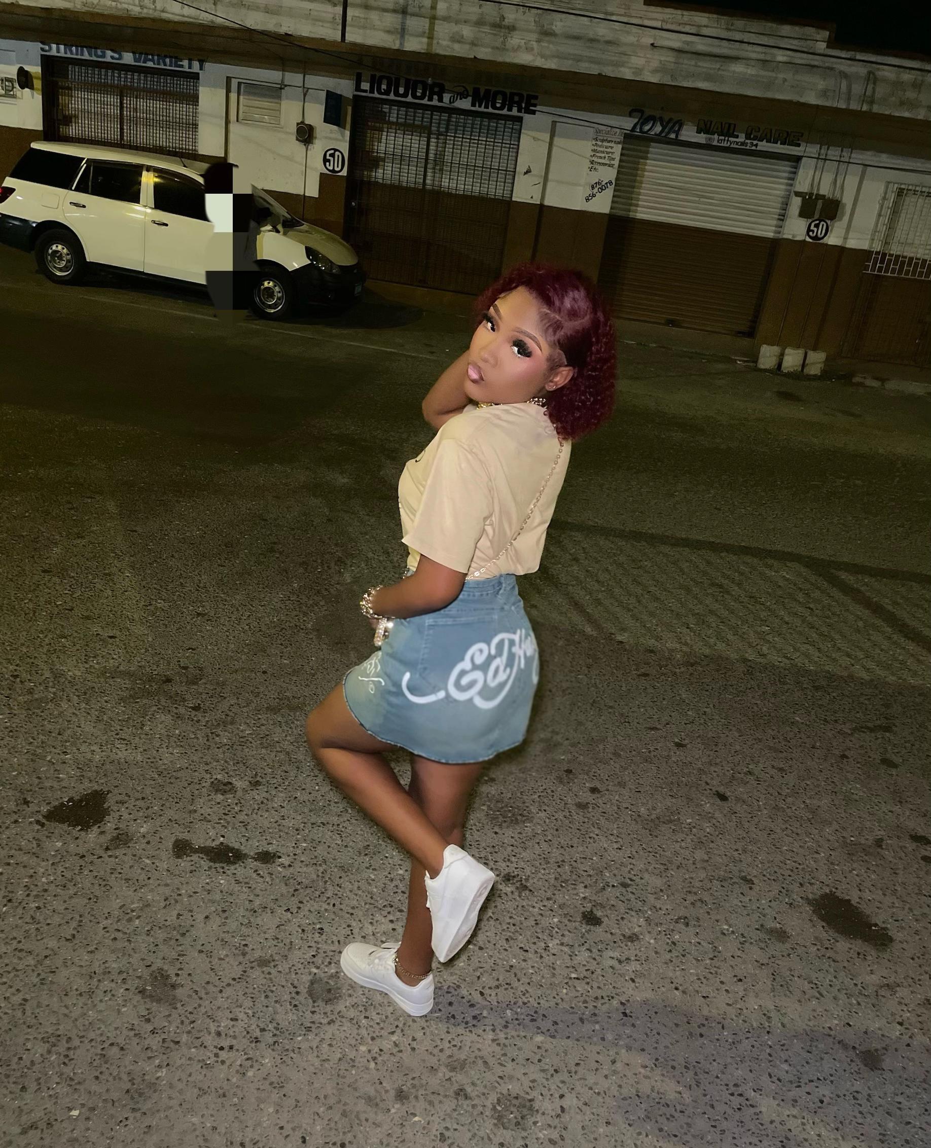 @niaabaee__
