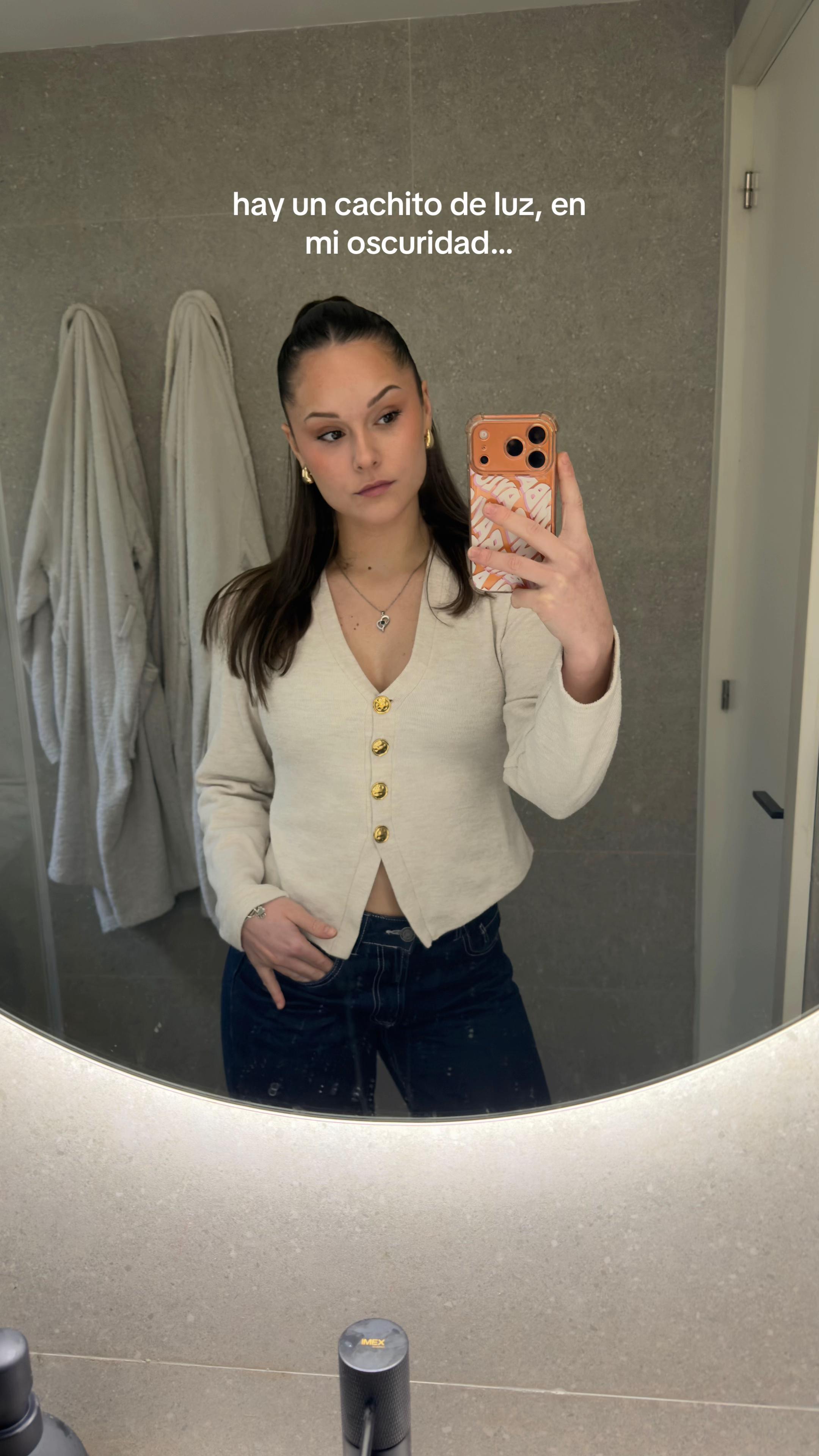 @laramoreenno
