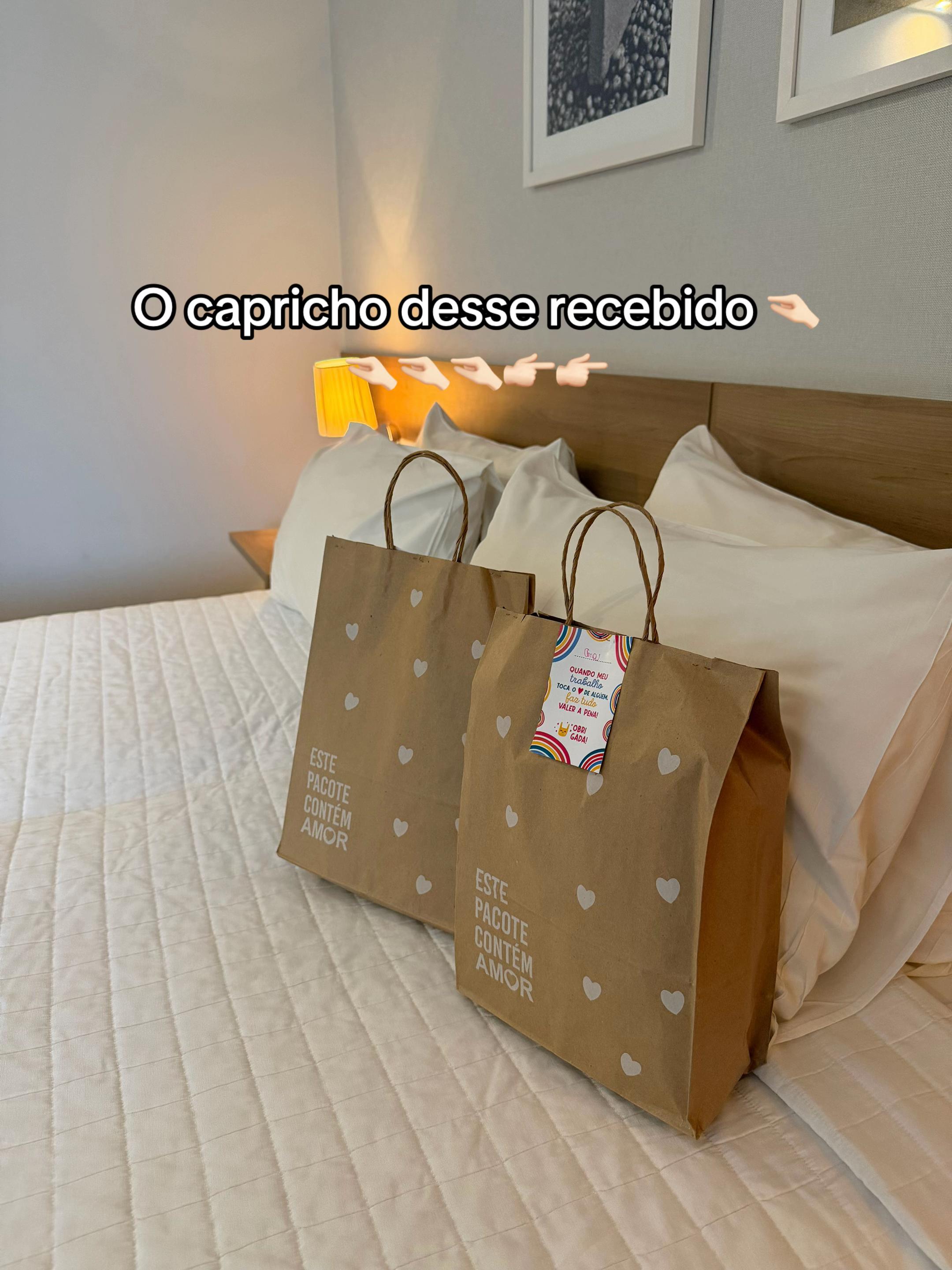 @anadelamonica