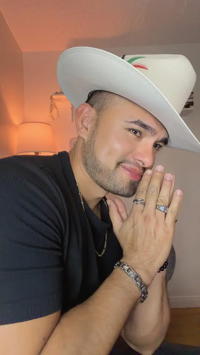 @Alex Uriostegui