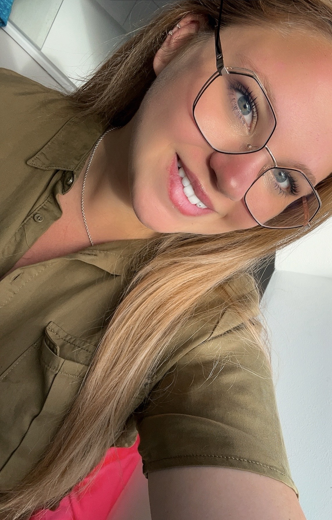 @Curvy_Laurine