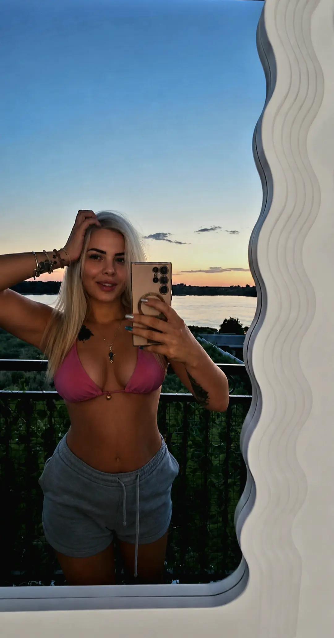 @Leaa23