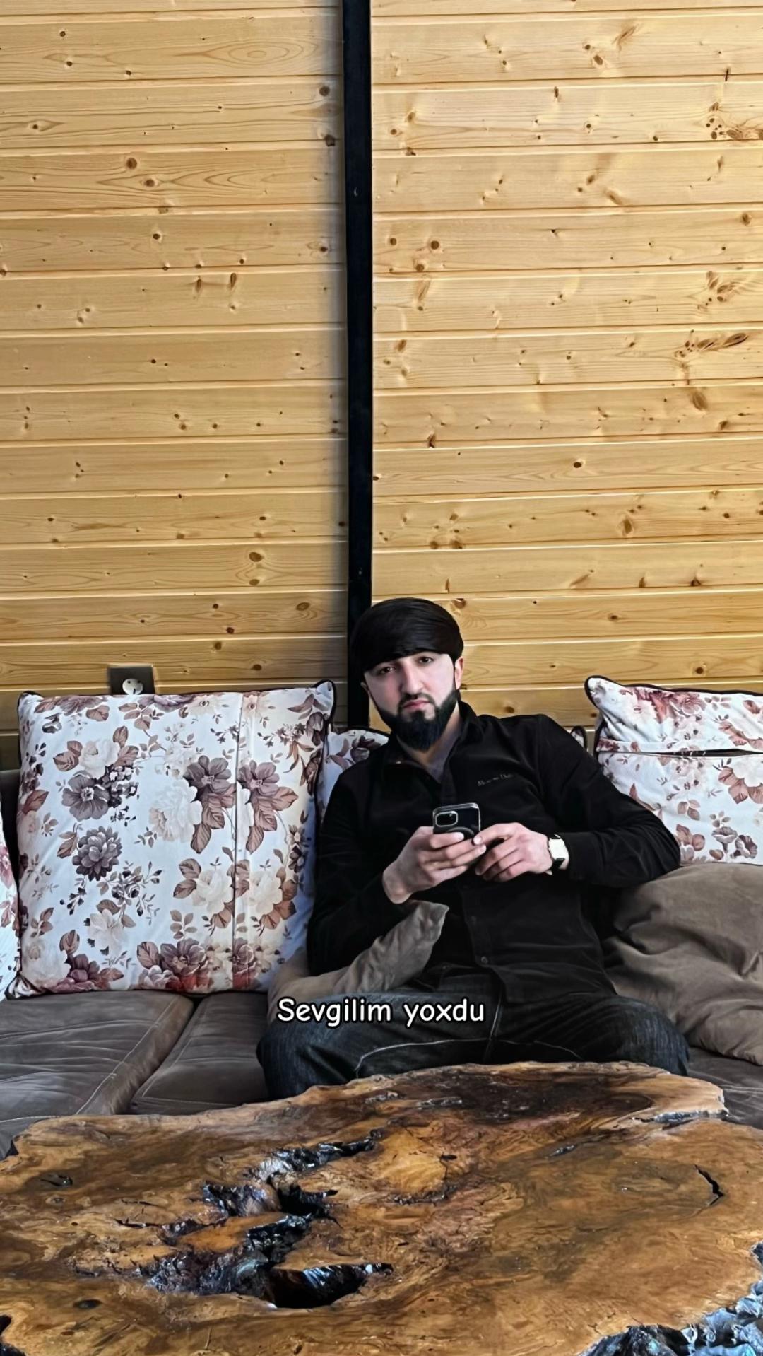 @•