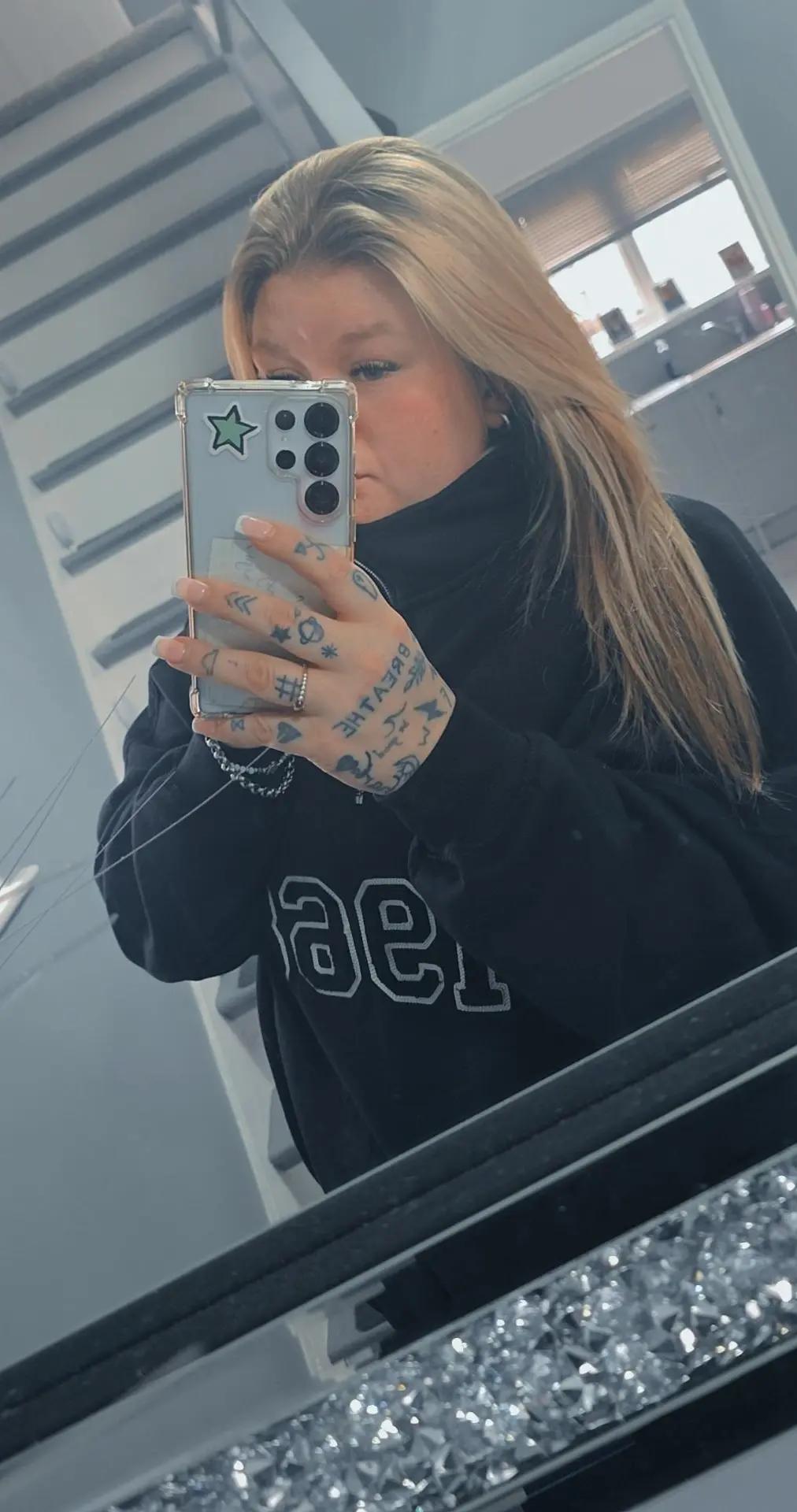 @𝓒𝓱𝓪𝓻 𝓛𝓸𝓾𝓲𝓼𝓮🖤