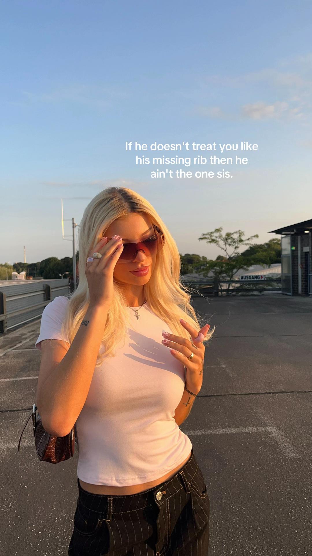 @𝒞𝒽𝒶𝓇𝓁𝒾𝓃𝑒
