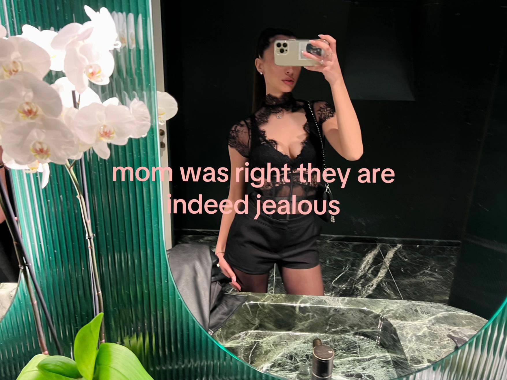 @mia.com🫗