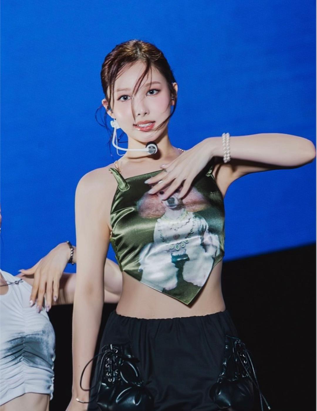 @、