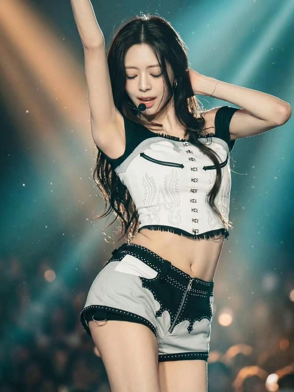 @👸🦋Universal Kpop Idols🦋👑