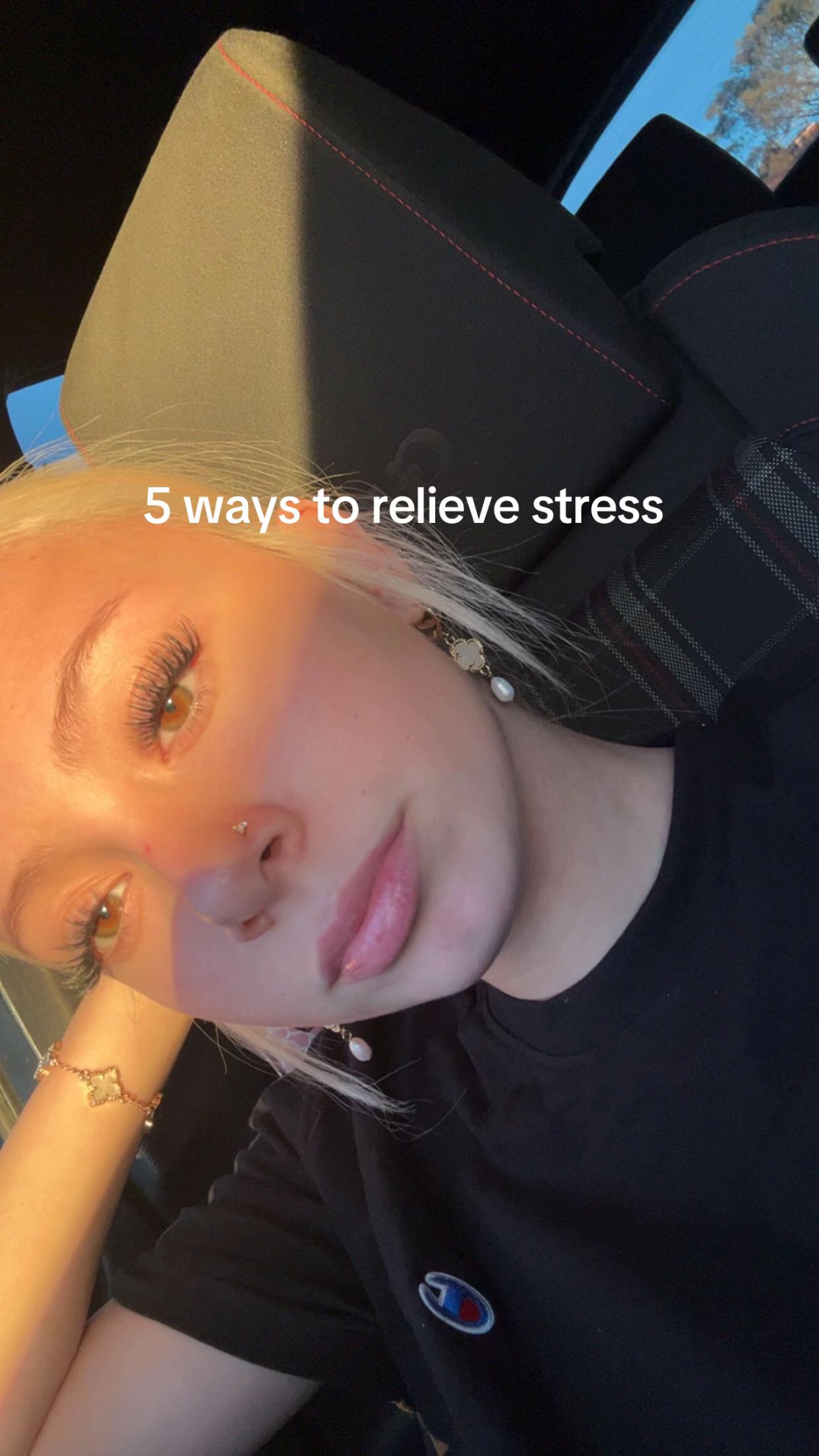 @•