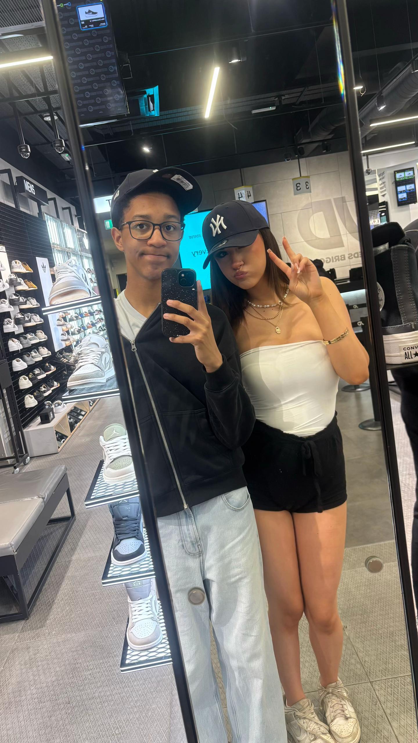 @𝐥𝐮𝐜𝐲🪽