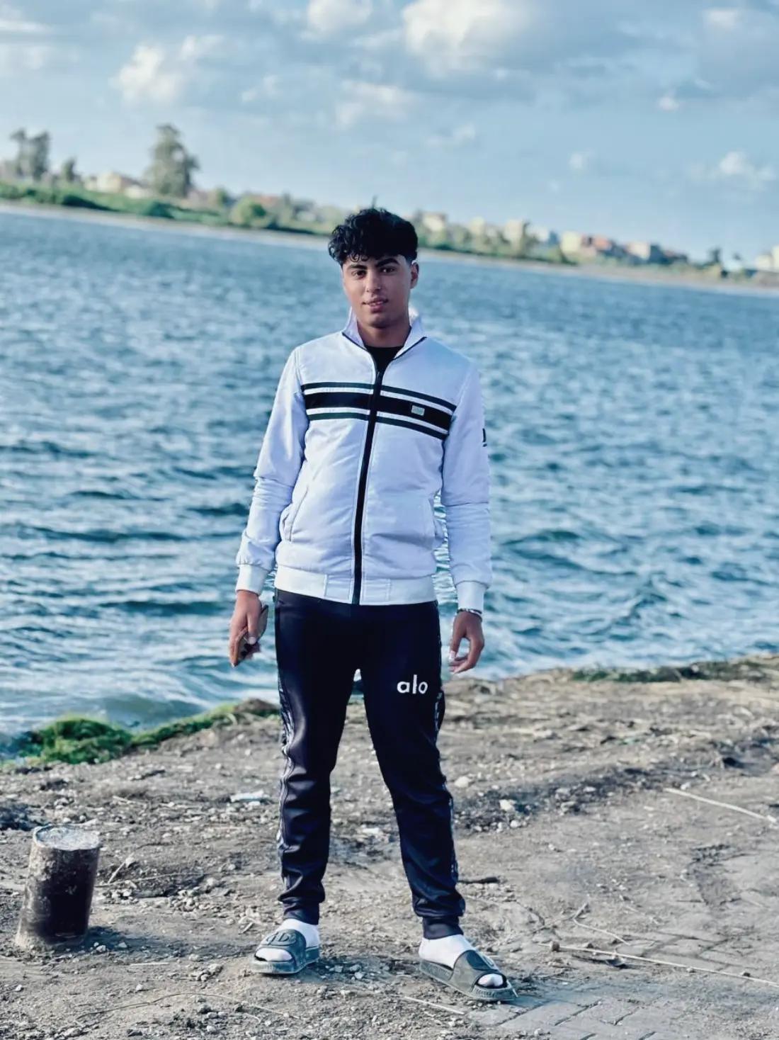 @أَحـــــــــ🖤ـــــــدِ🐺