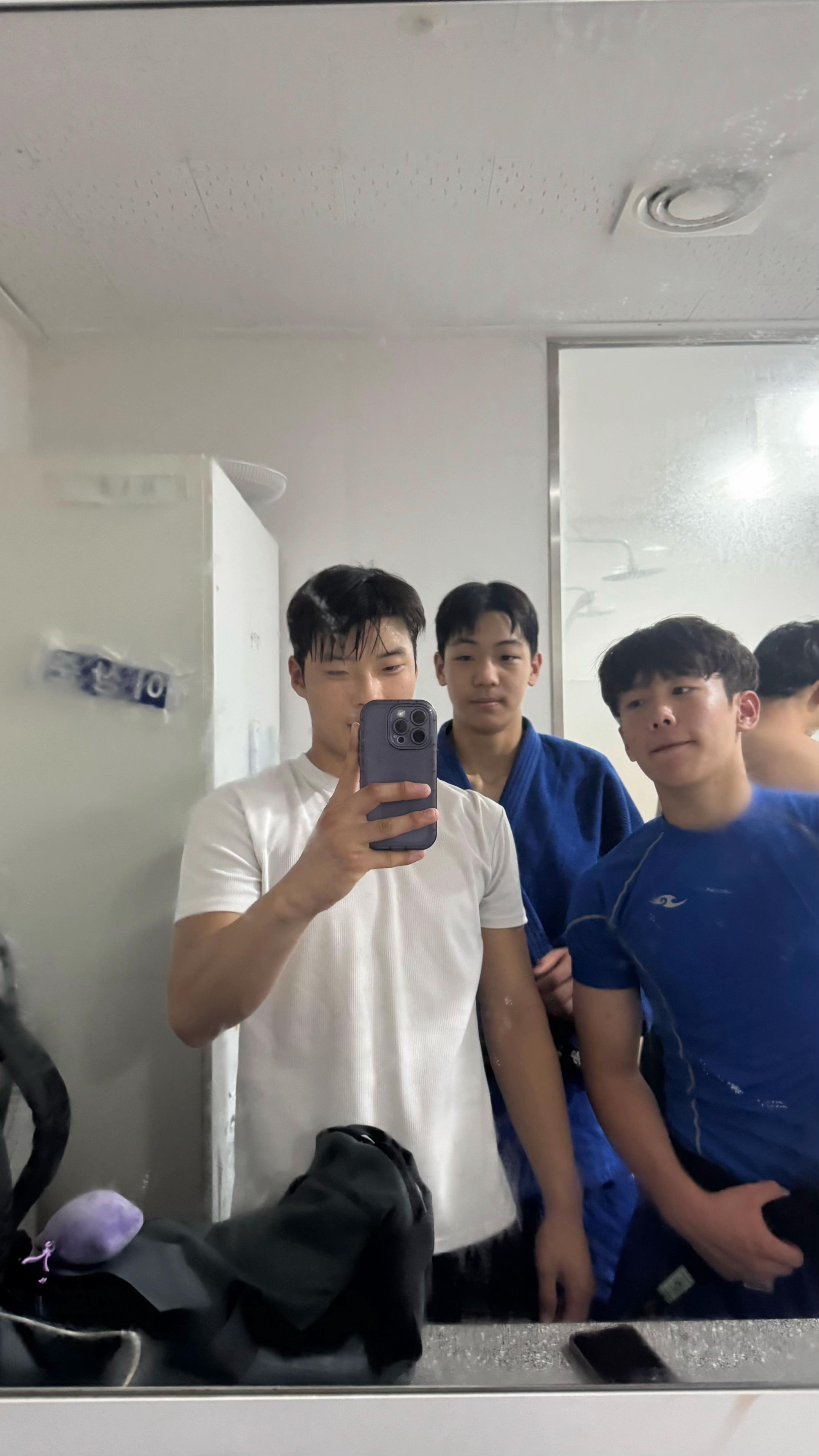 @황우현