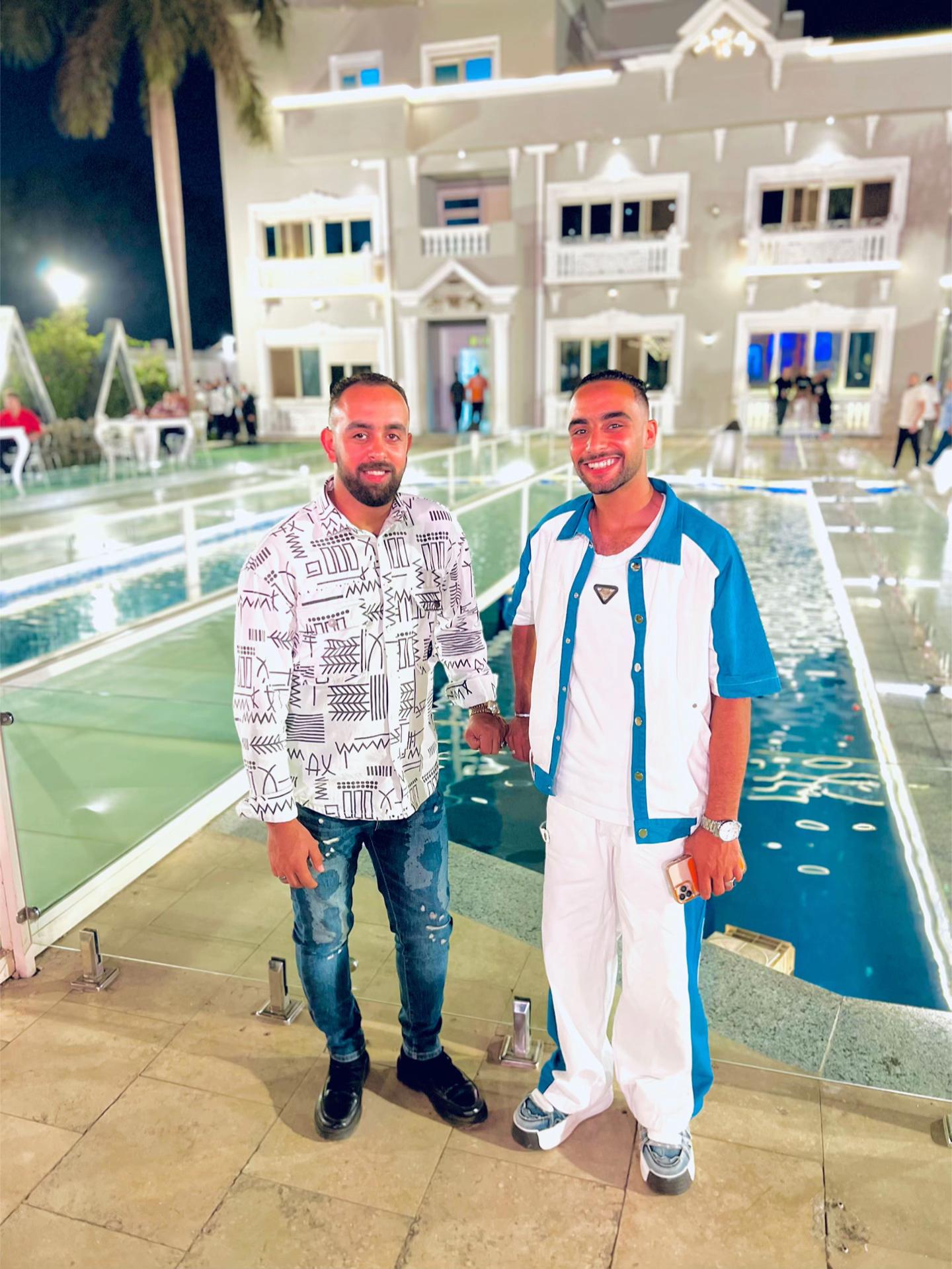 @دولفين في وسط قروش⚓🐬
