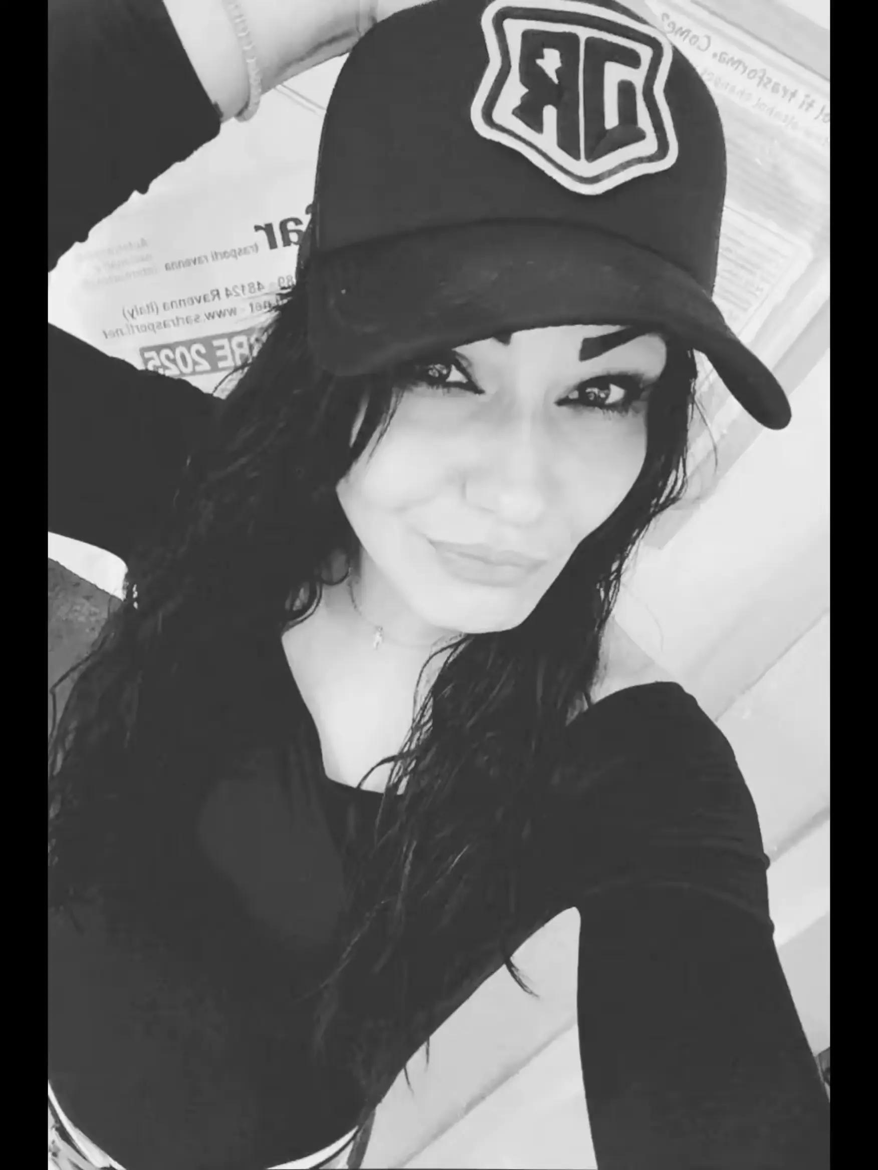 @Laura_🖤