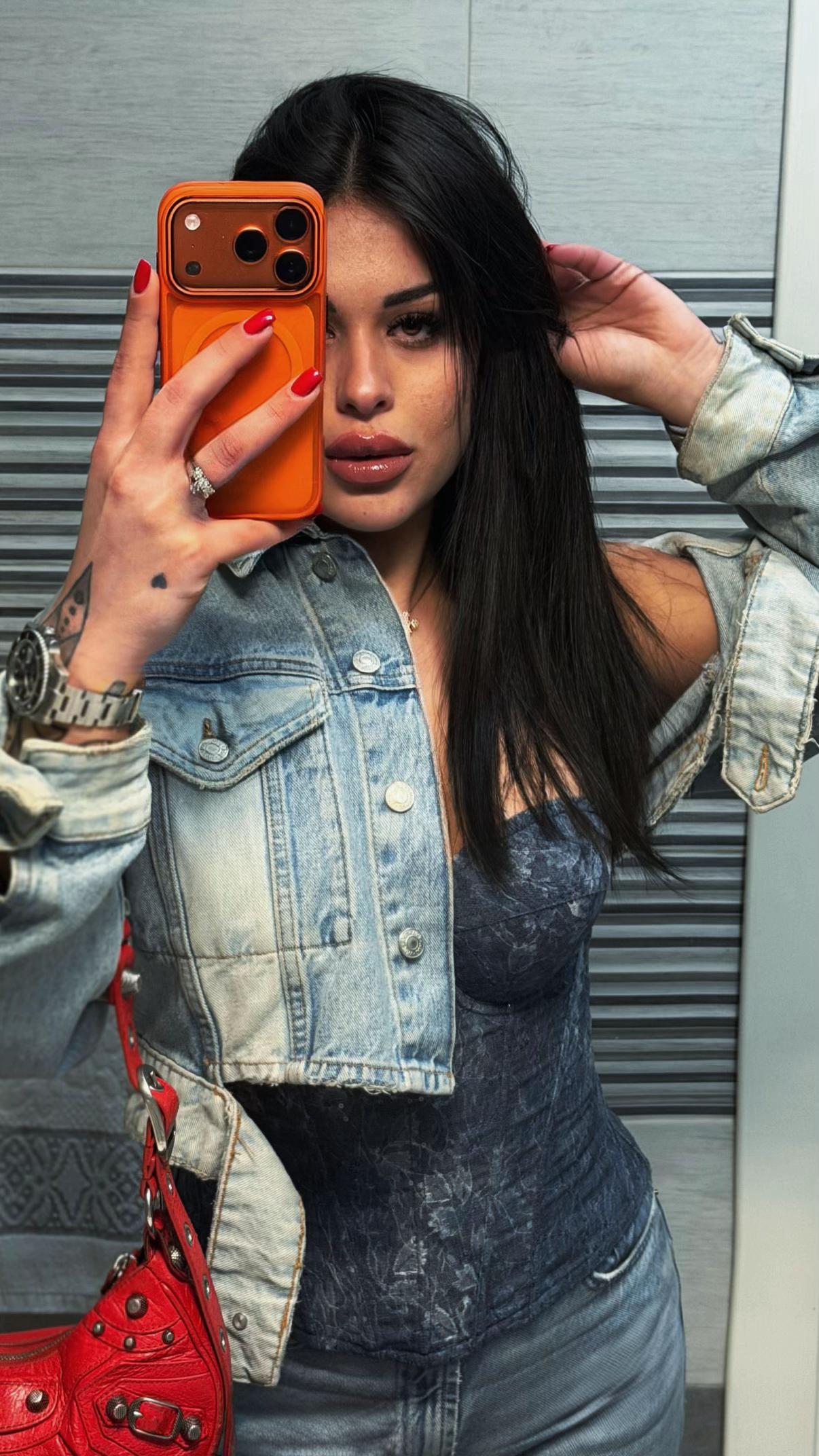 @•𝙰𝚛𝚢•