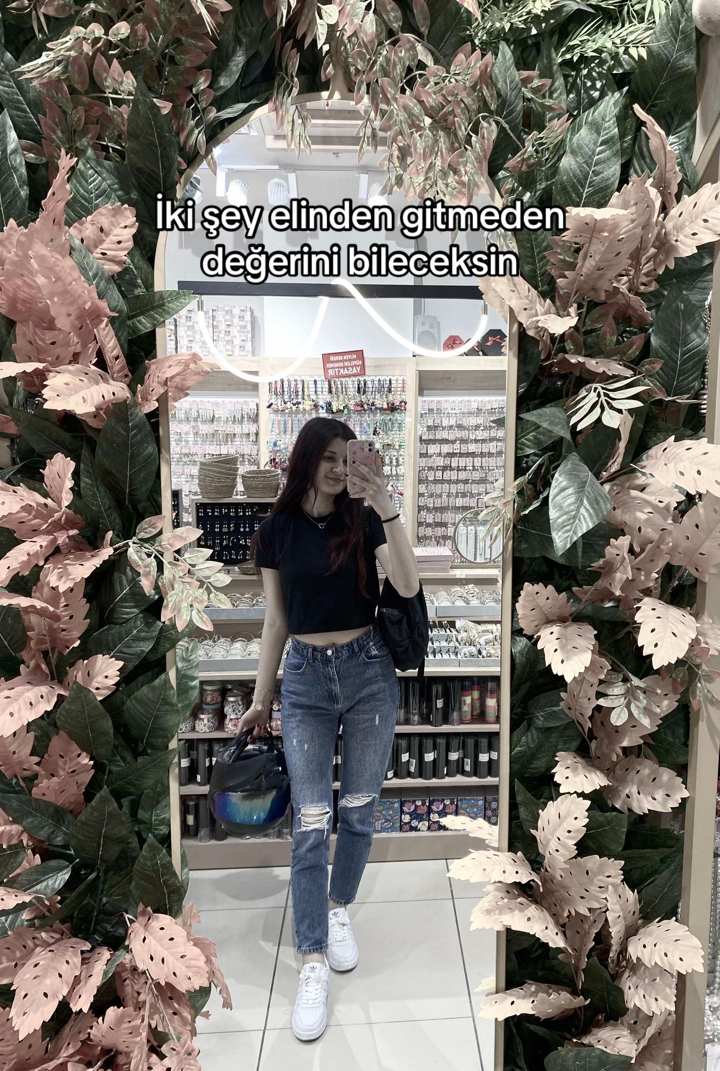 @Aleyna 🎀༘⋆❀