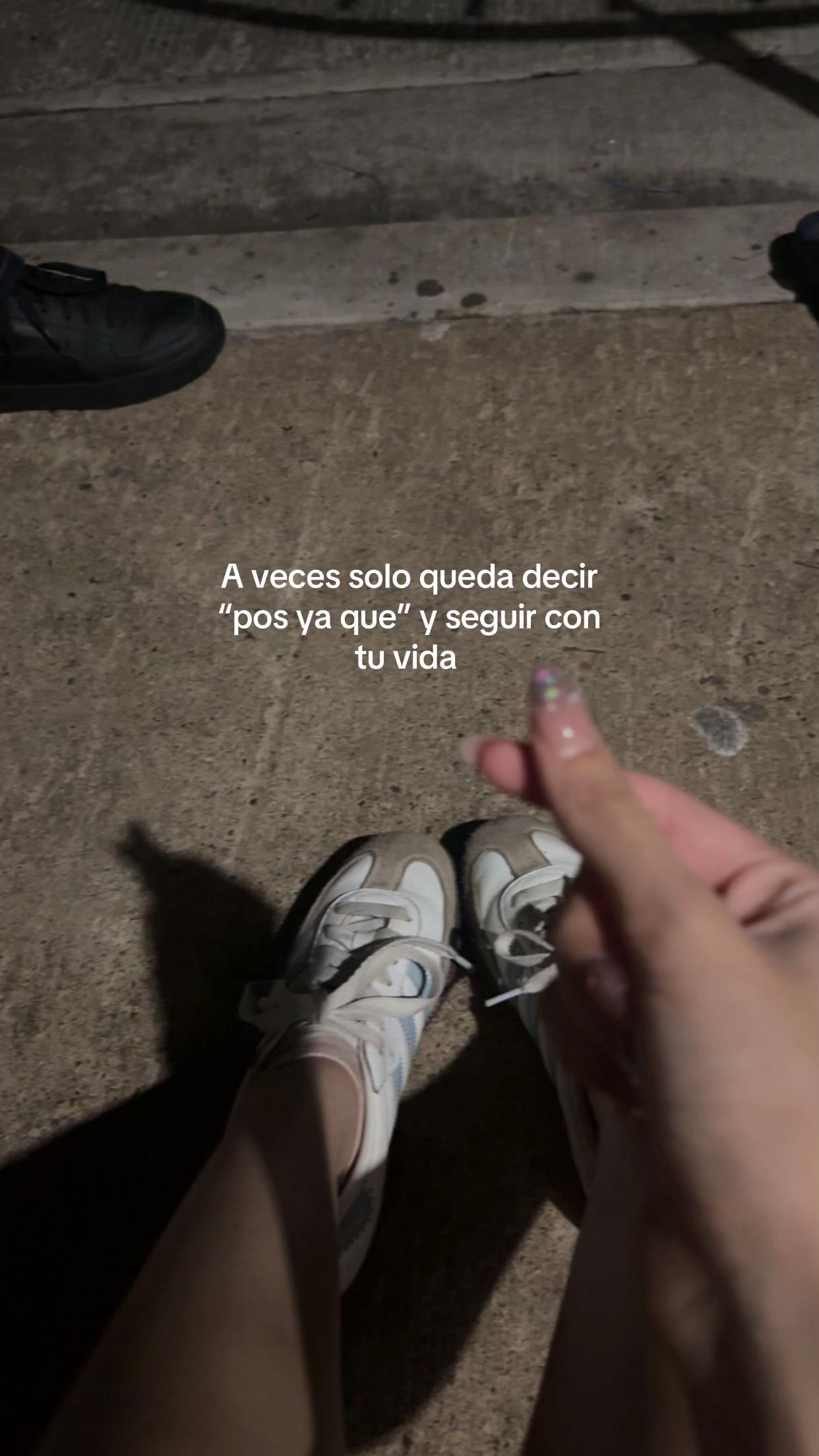 @✌🏻🙂&zwj;&harr;️
