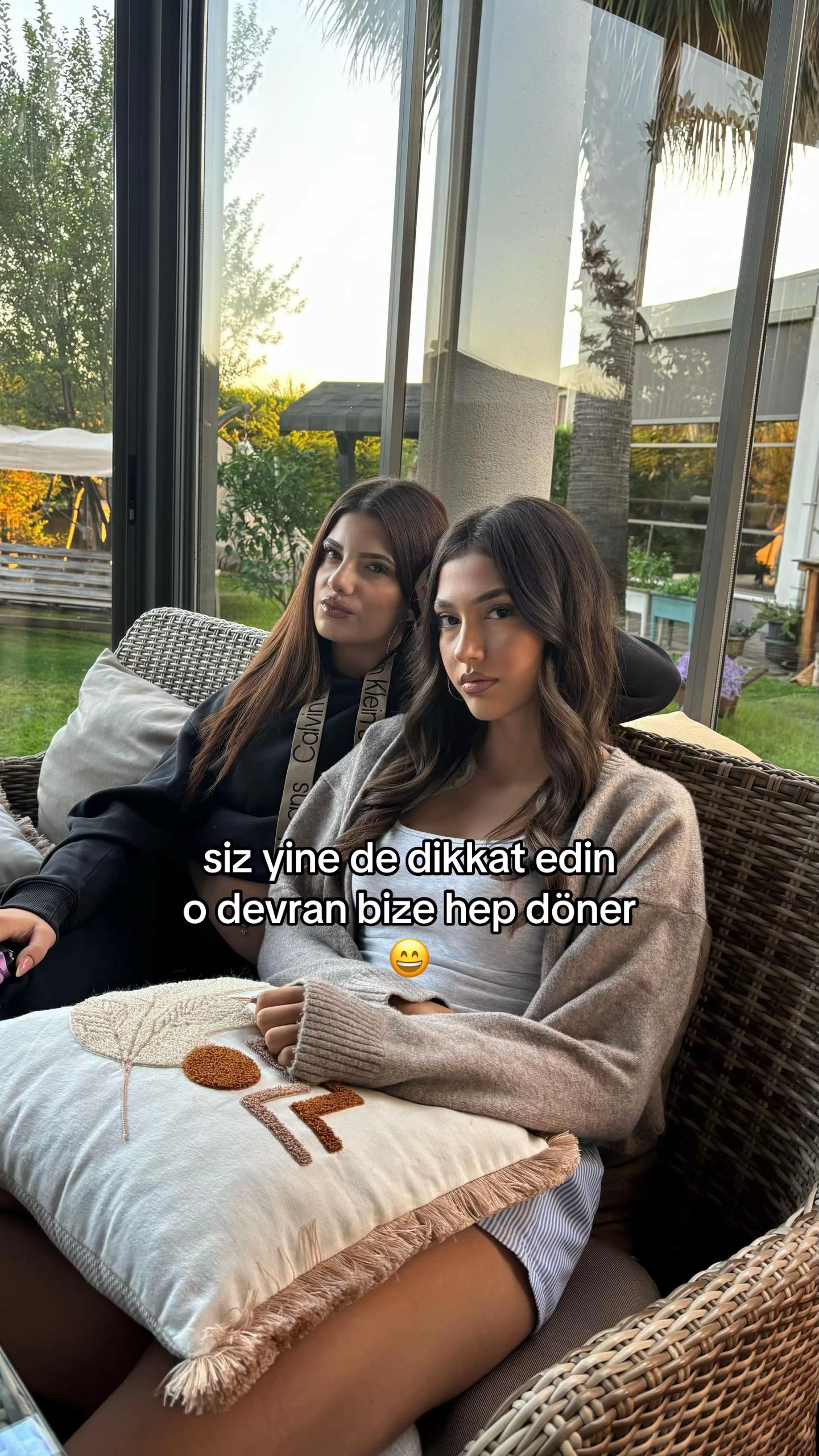 @Azra Eşref